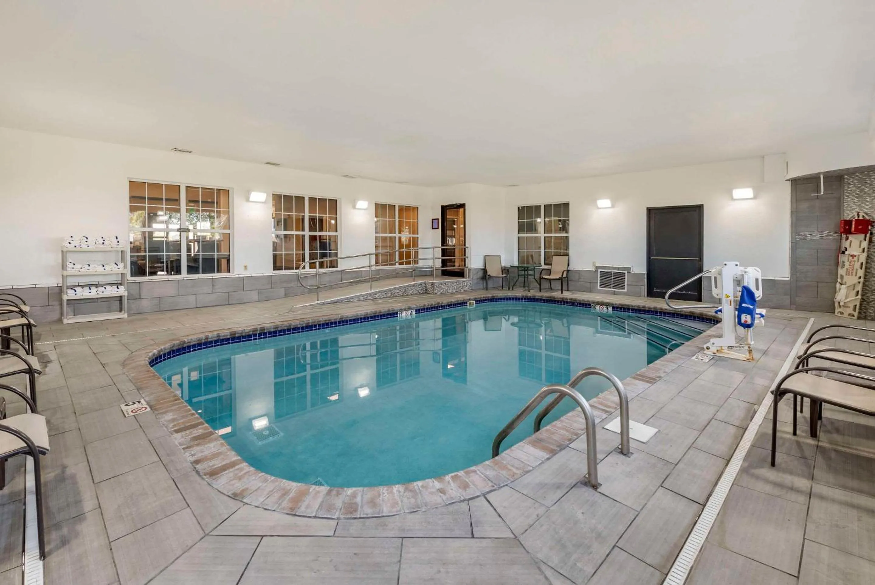 Swimming pool in Comfort Inn Crawfordsville
