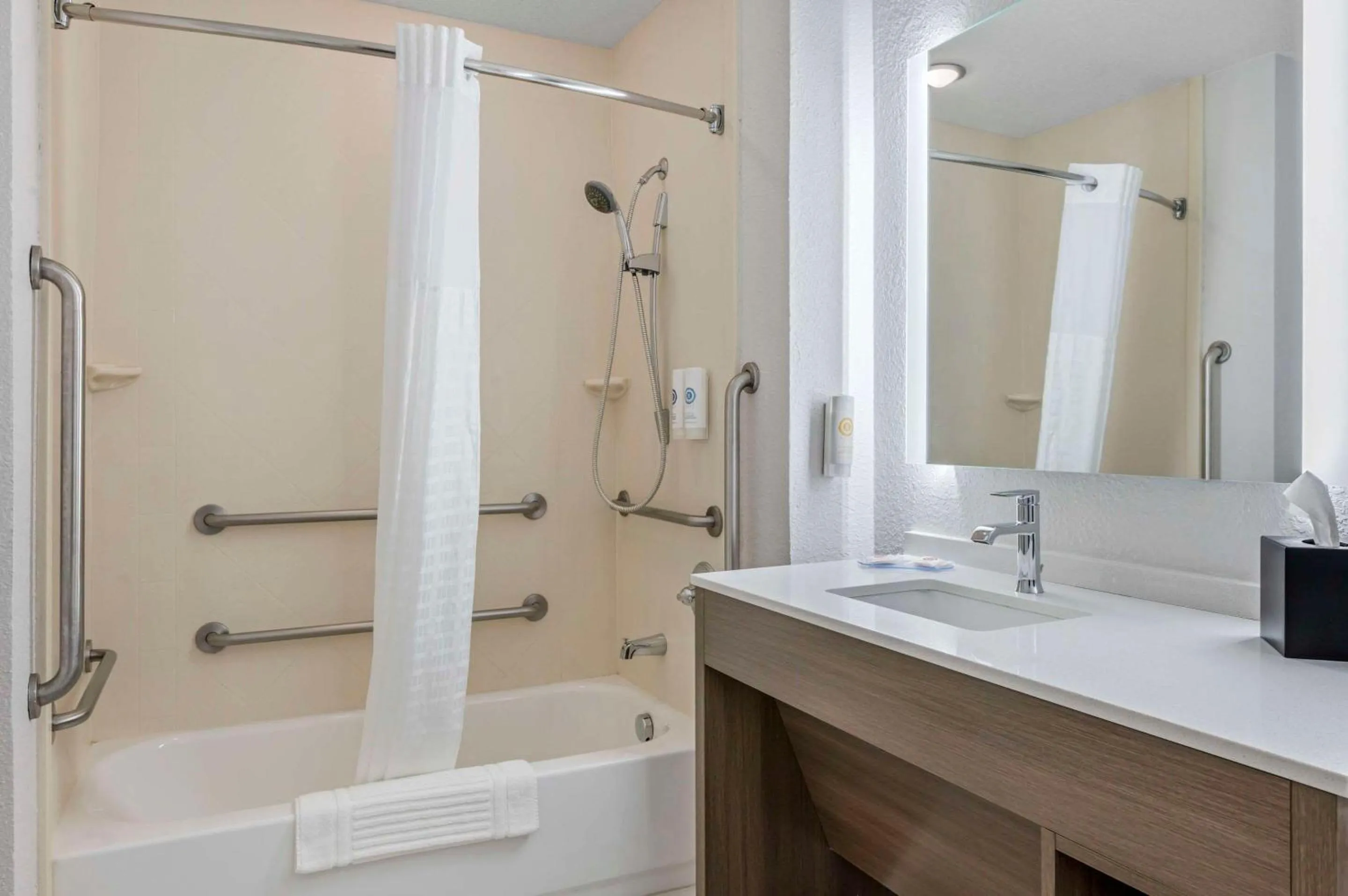 Bedroom in Comfort Suites West Indianapolis - Brownsburg