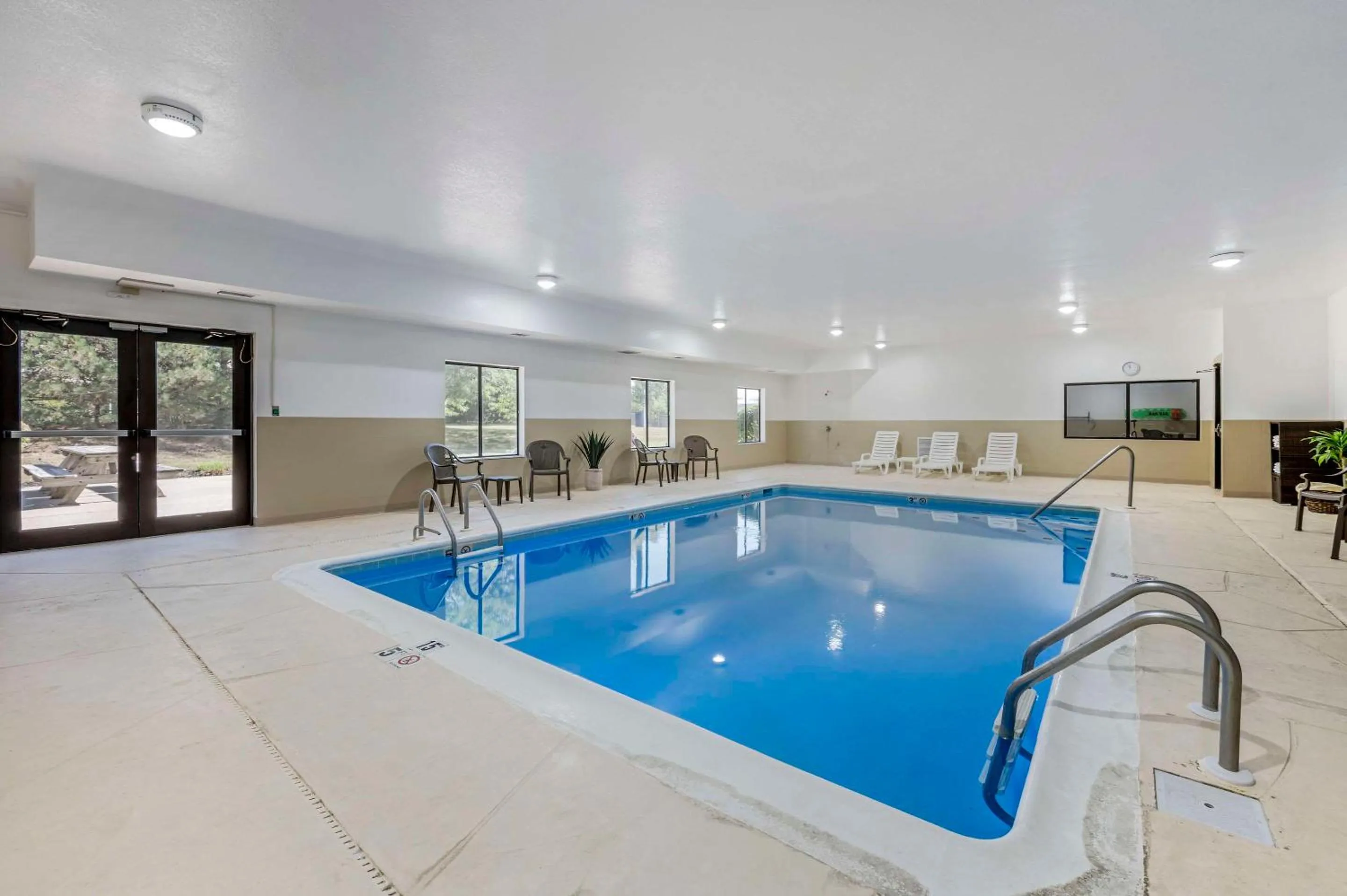 Swimming pool in Comfort Suites West Indianapolis - Brownsburg