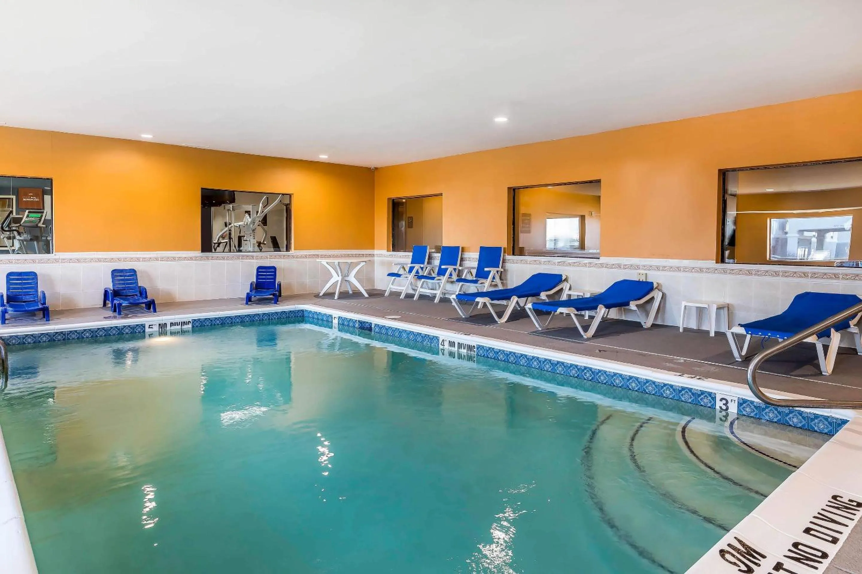 Swimming pool in Comfort Suites Fort Wayne North