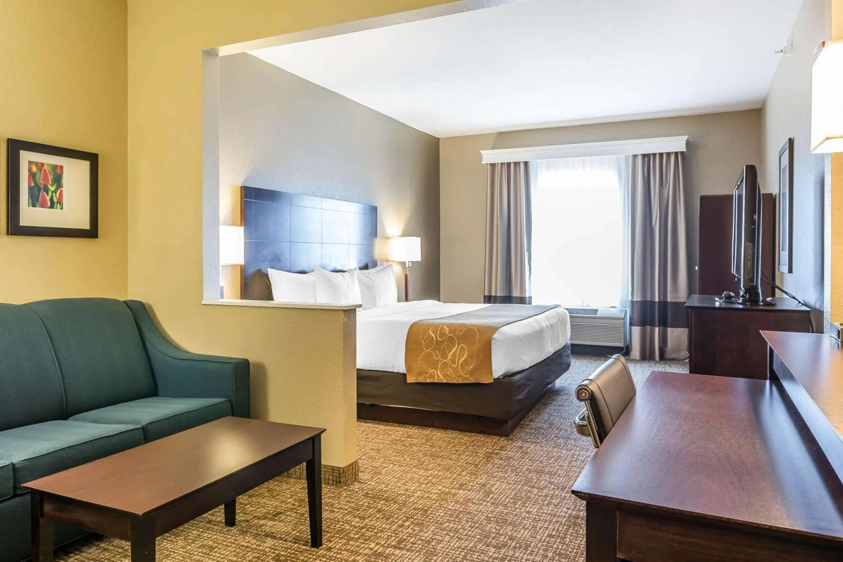 Bedroom, Bed in Comfort Suites North