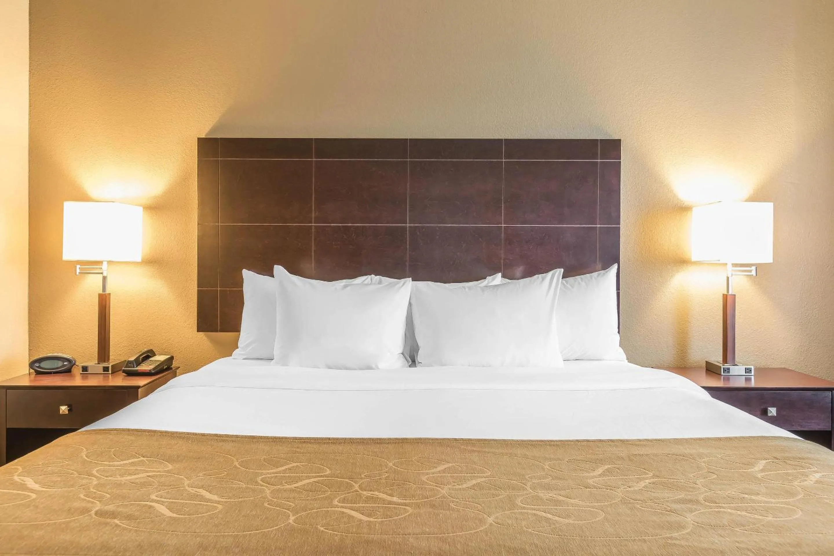 Bedroom, Bed in Comfort Suites Fort Wayne North