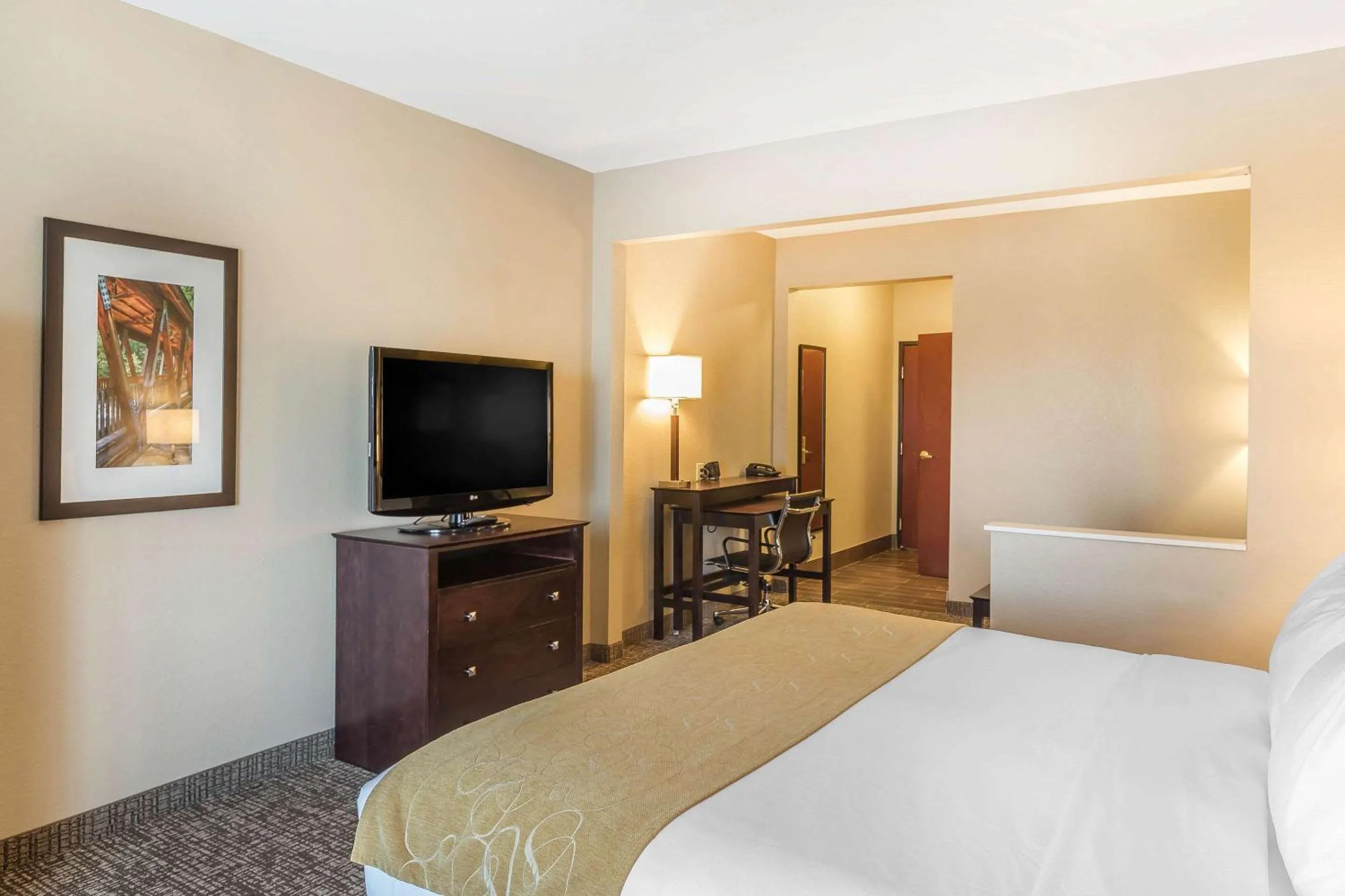 Bedroom, Bed in Comfort Suites North