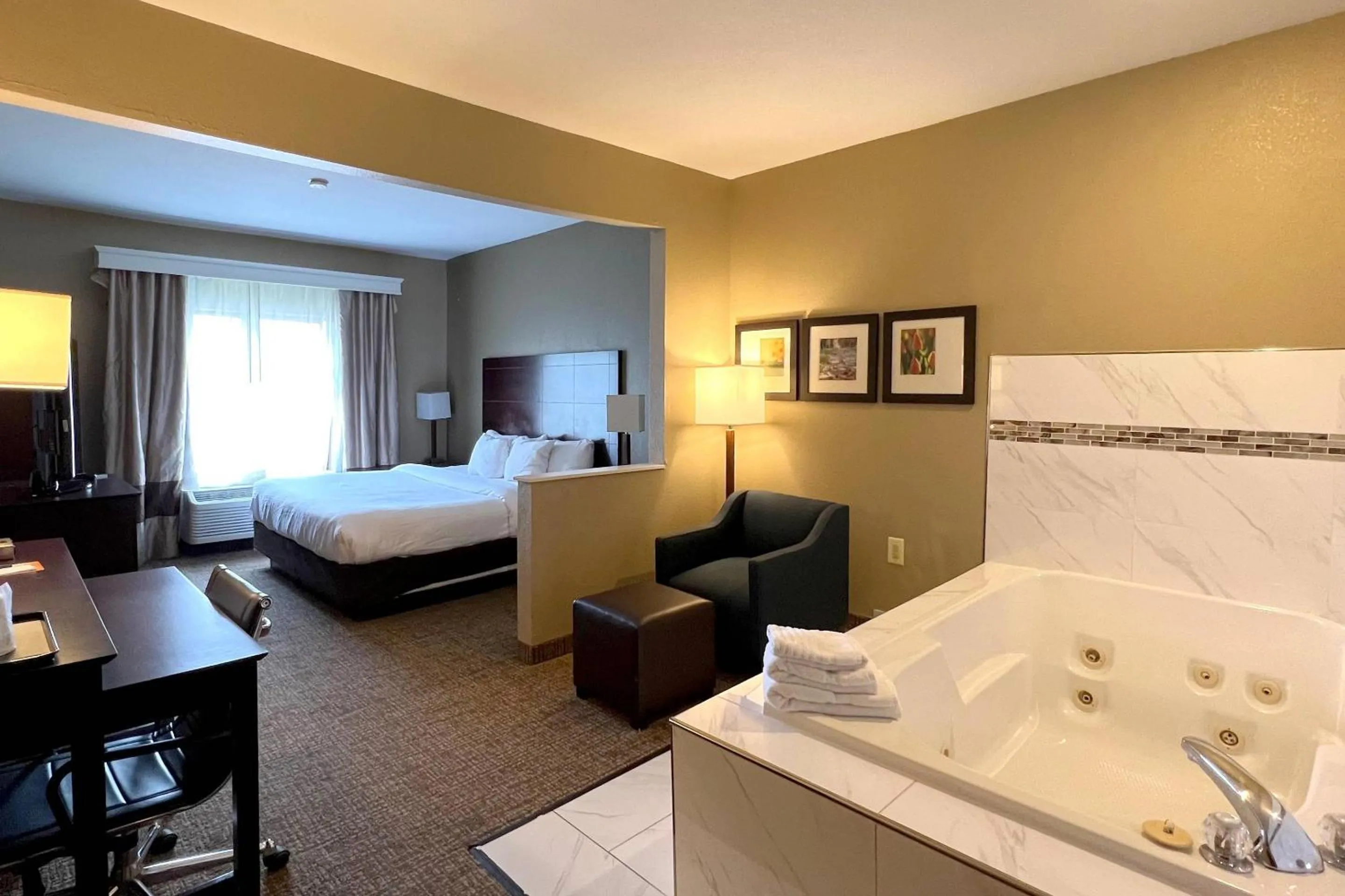 Bedroom, Bed in Comfort Suites Fort Wayne North