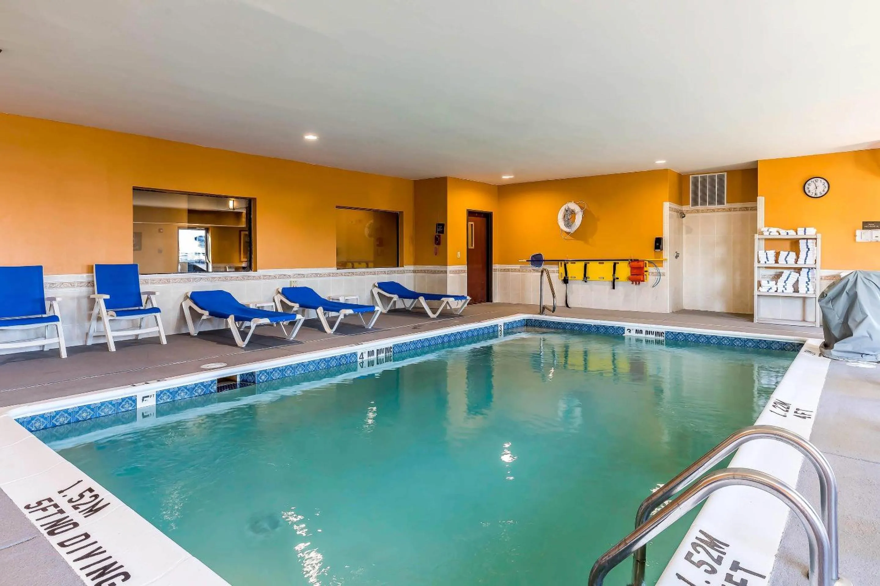 Swimming pool in Comfort Suites Fort Wayne North