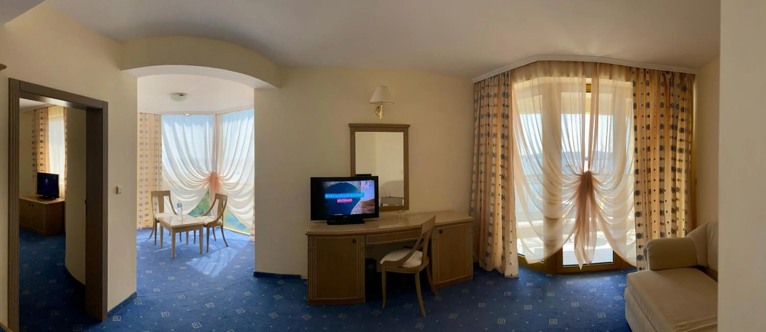 Living room, Bed in Duni Marina Royal Palace Hotel - Ultra All Inclusive