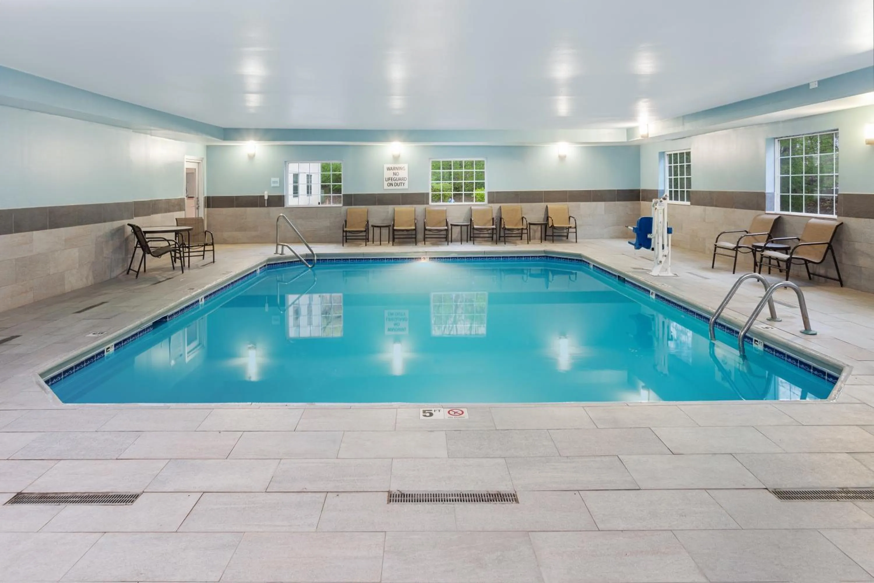 Swimming pool in Holiday Inn Express & Suites Carmel North – Westfield by IHG