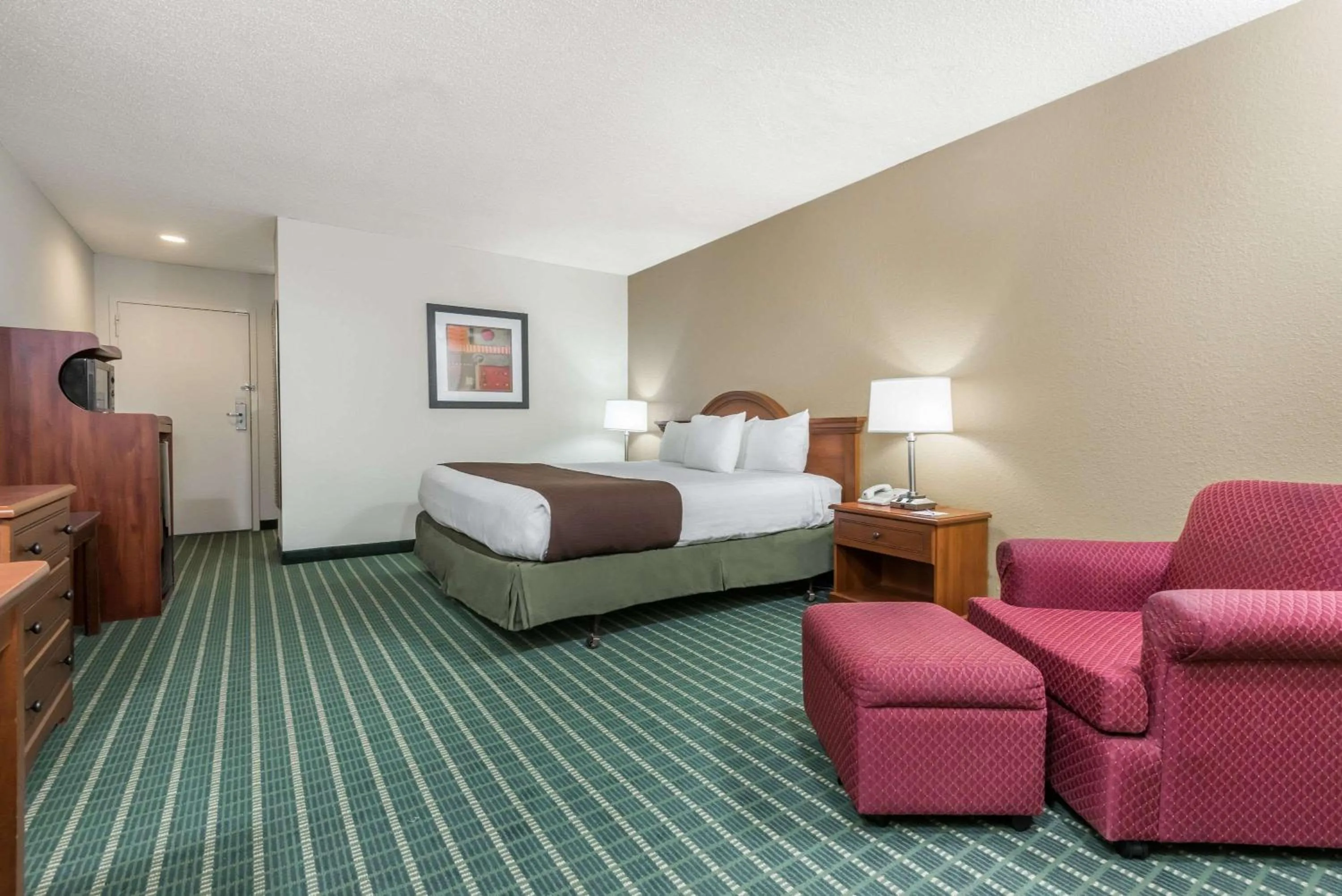 Photo of the whole room, Bed in Baymont by Wyndham Kokomo