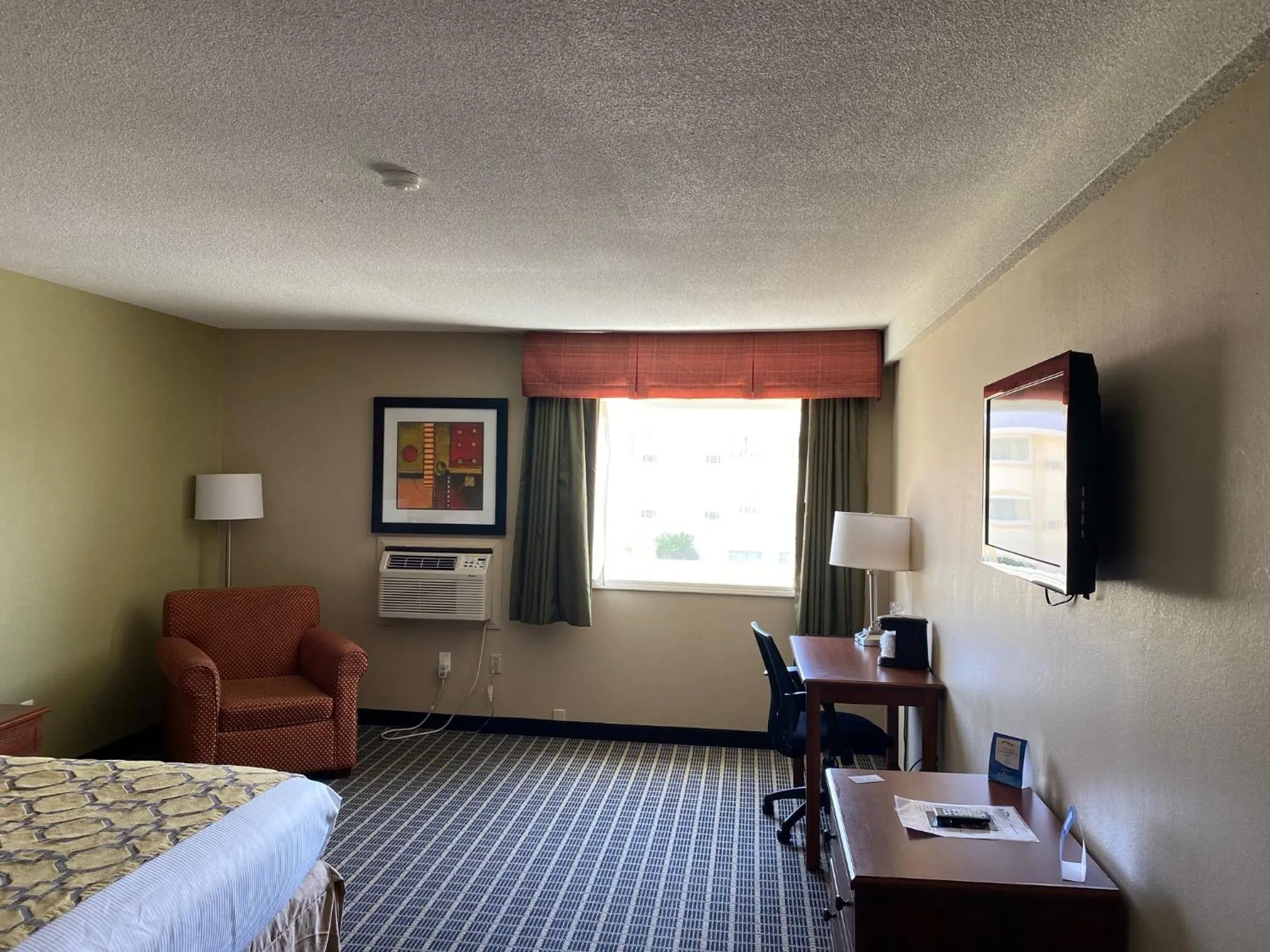 Photo of the whole room, Bed in Baymont by Wyndham Kokomo