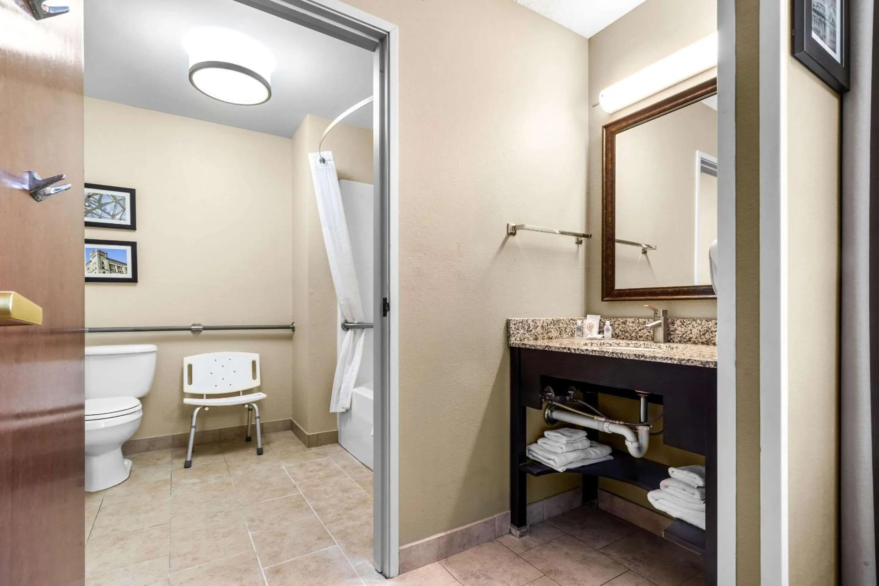 Bedroom in Comfort Inn Evansville East