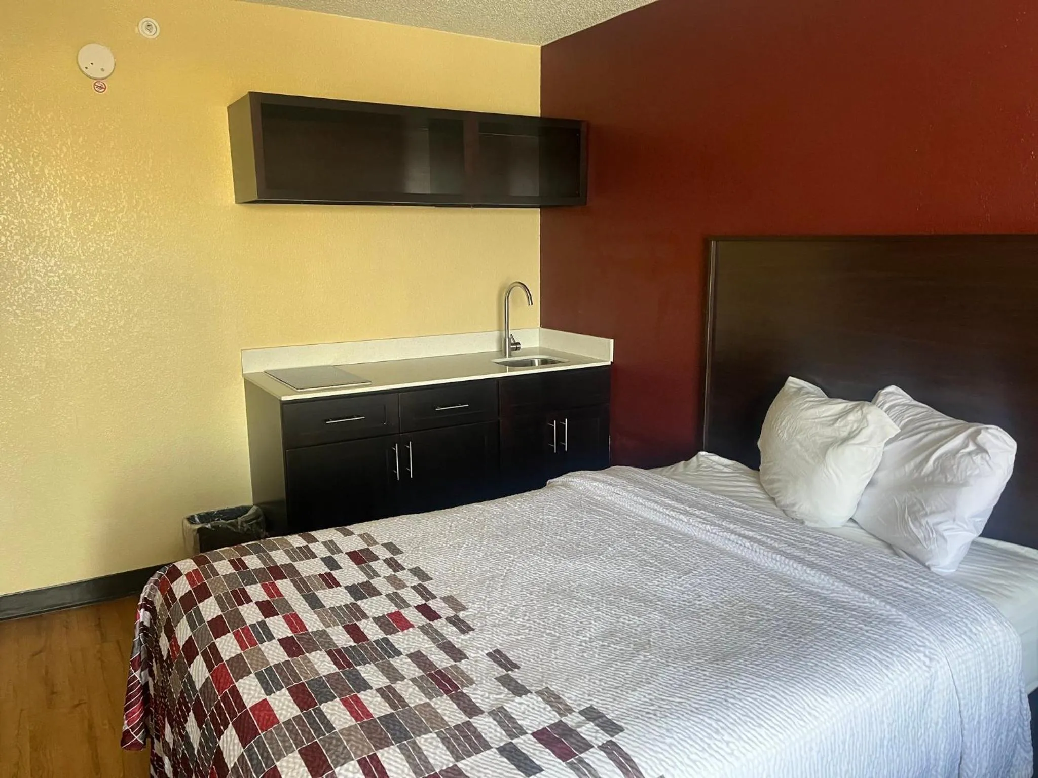 Photo of the whole room, Bed in Red Roof Inn & Suites Indianapolis Airport