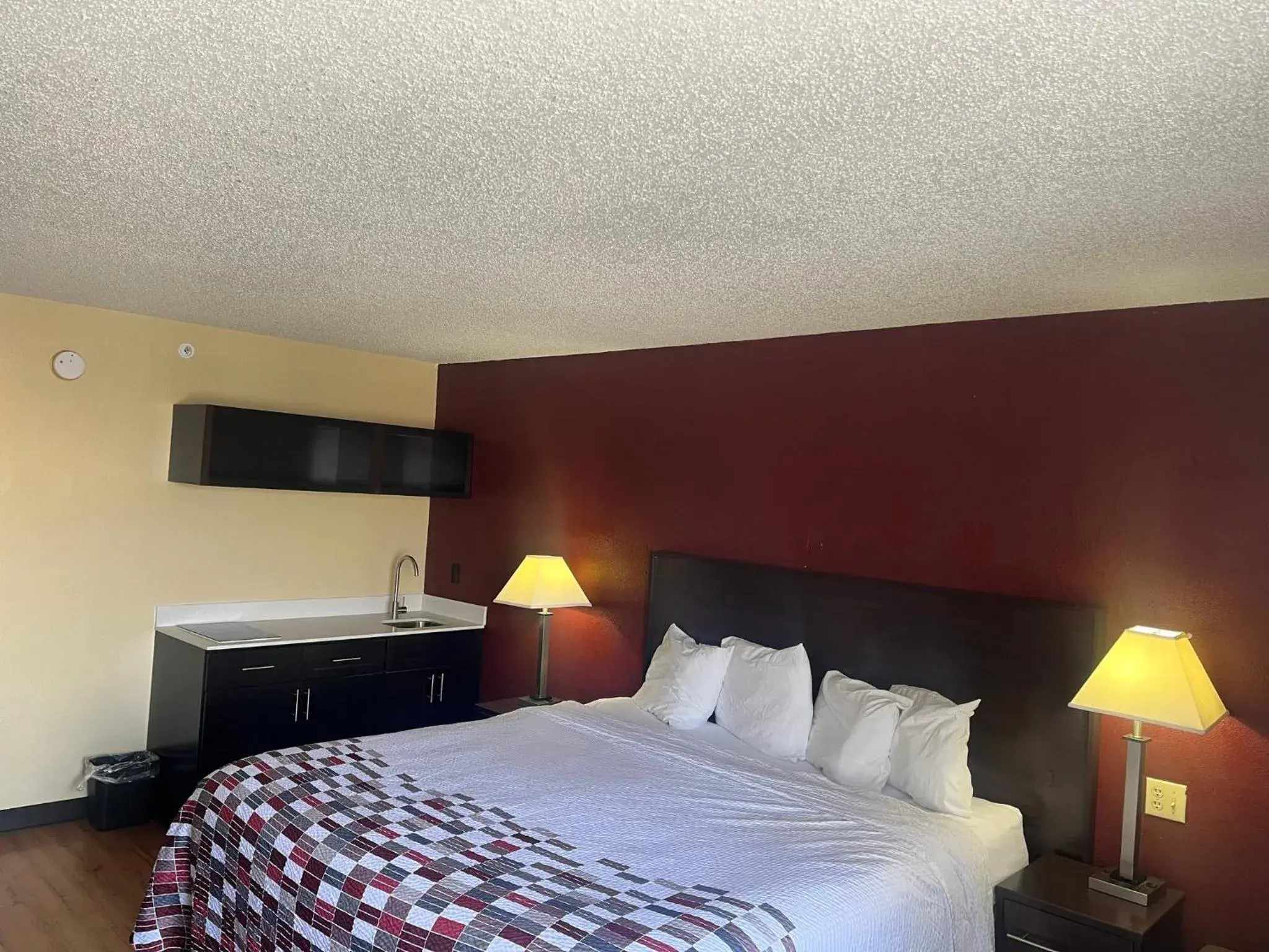 Superior King Room with Kitchenette Non-Smoking in Red Roof Inn & Suites Indianapolis Airport Superior King Room with Kitchenette Non-Smoking in Red Roof Inn & Suites Indianapolis Airport