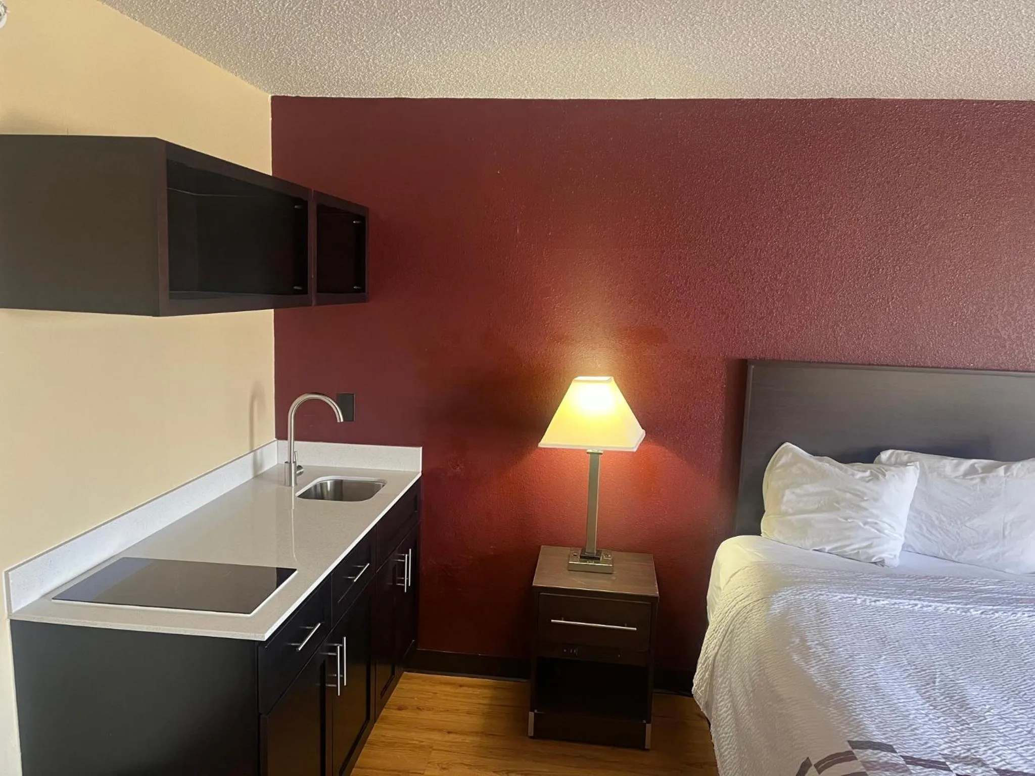 Photo of the whole room, Bed in Red Roof Inn & Suites Indianapolis Airport