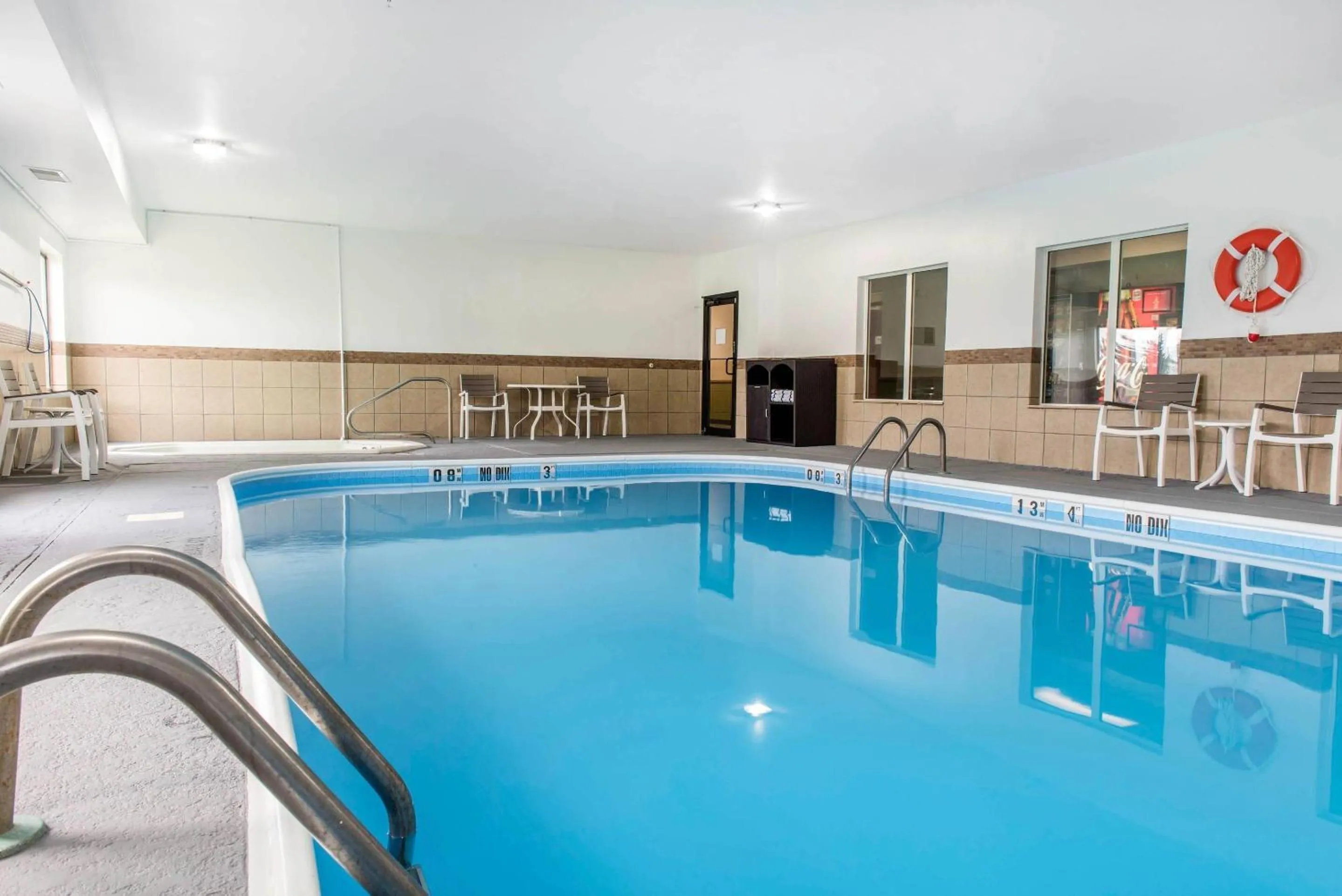 Swimming pool in Quality Inn & Suites Anderson I-69