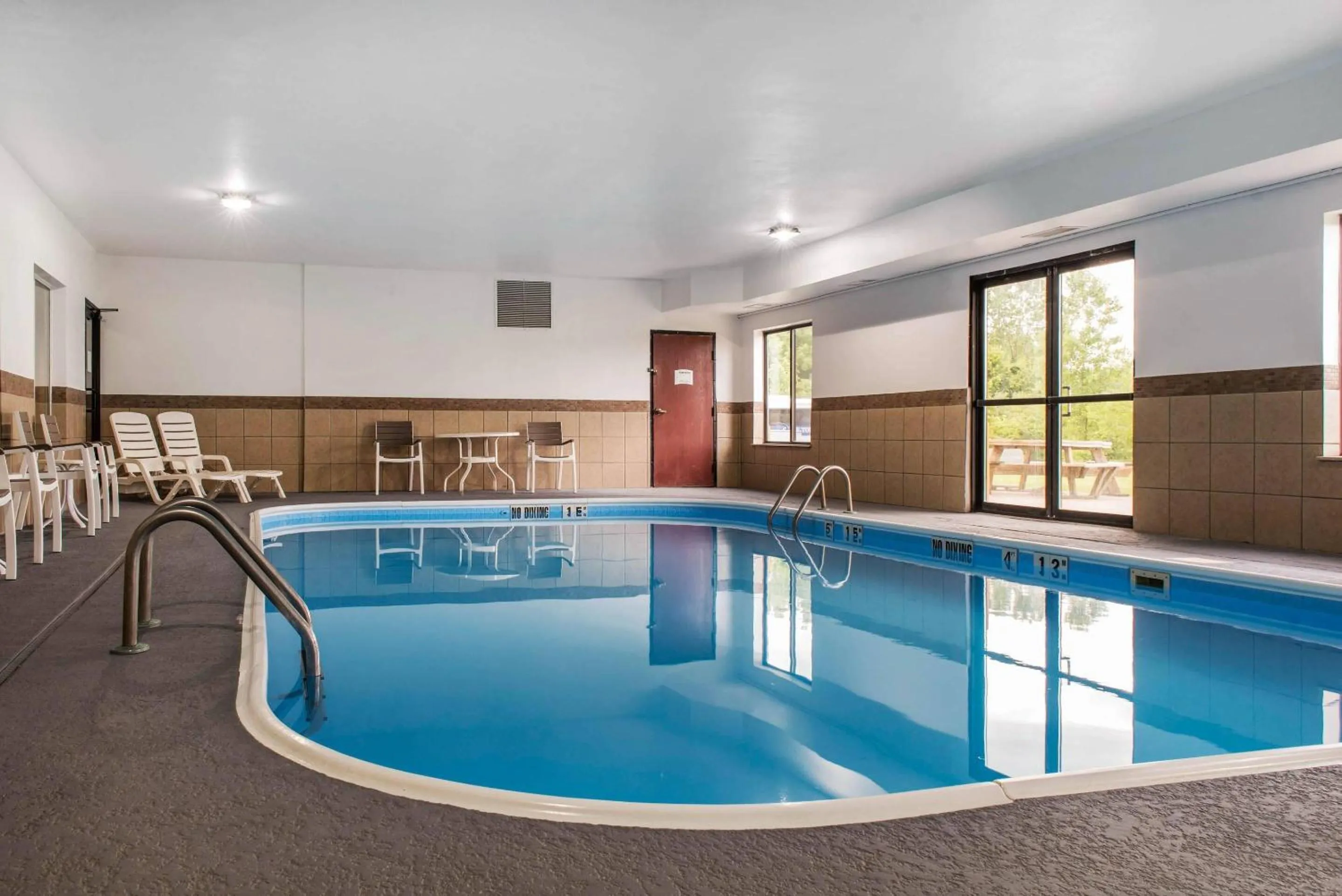Swimming pool in Quality Inn & Suites Anderson I-69