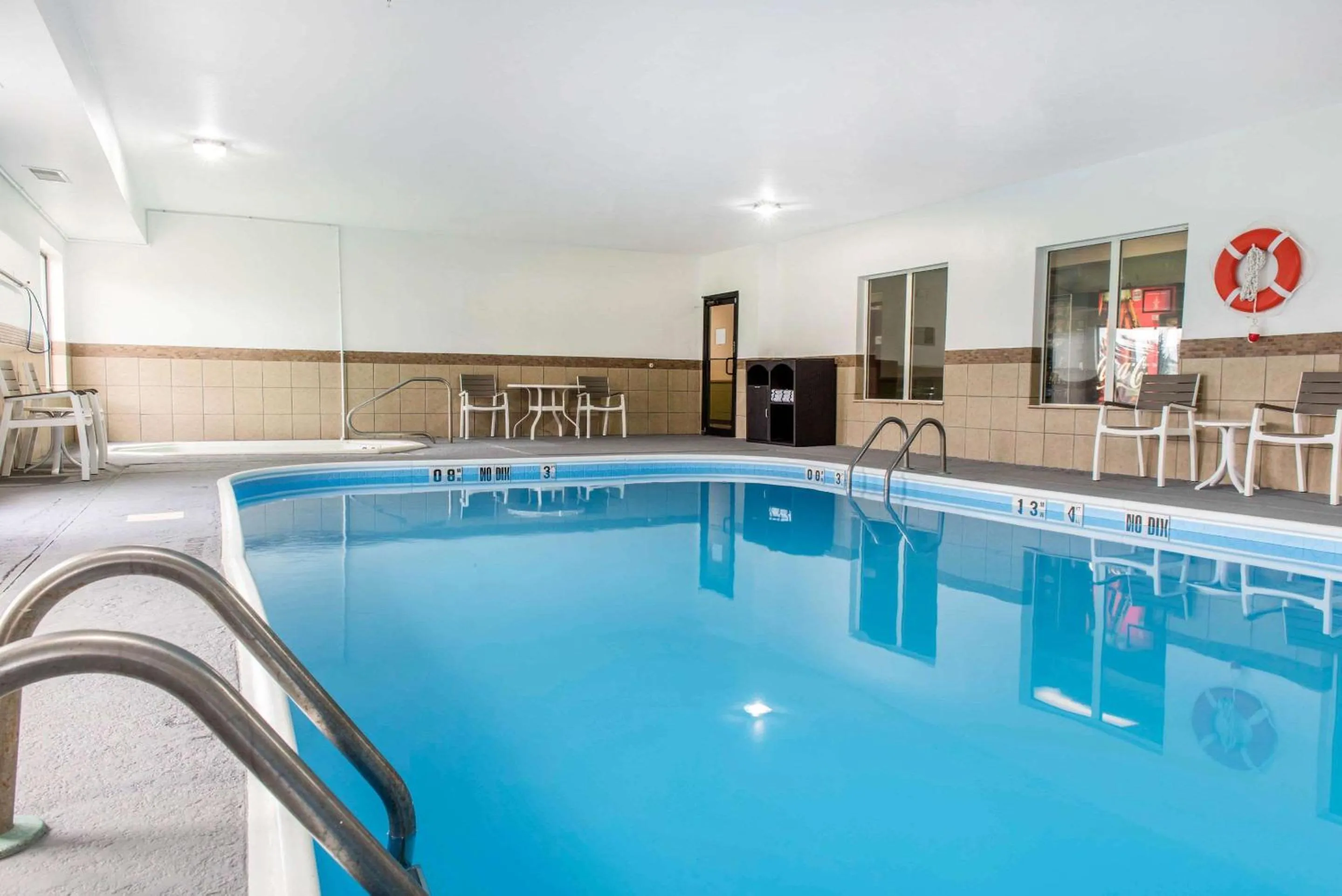 Swimming pool in Quality Inn & Suites Anderson I-69