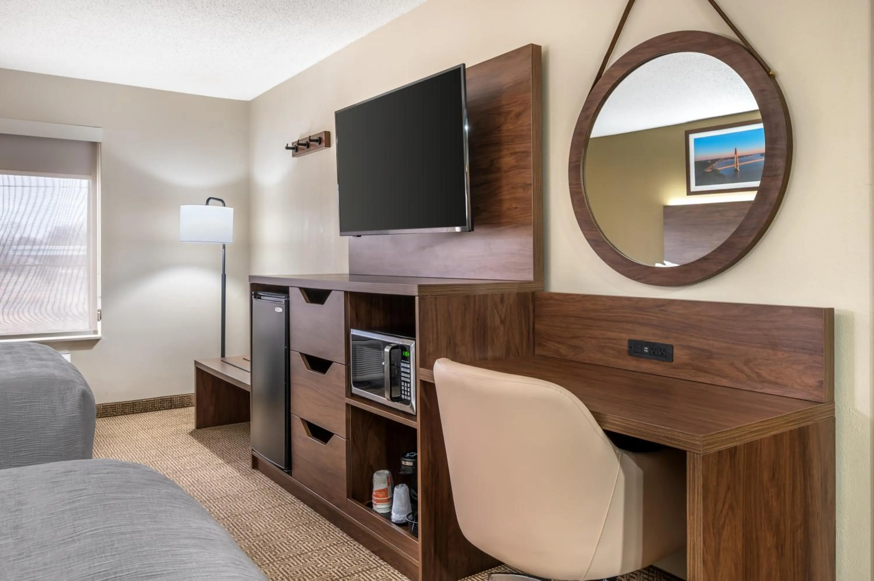 TV and multimedia, Bed in Quality Inn & Suites Rockport-Owensboro North GOLD AWARD WINNER