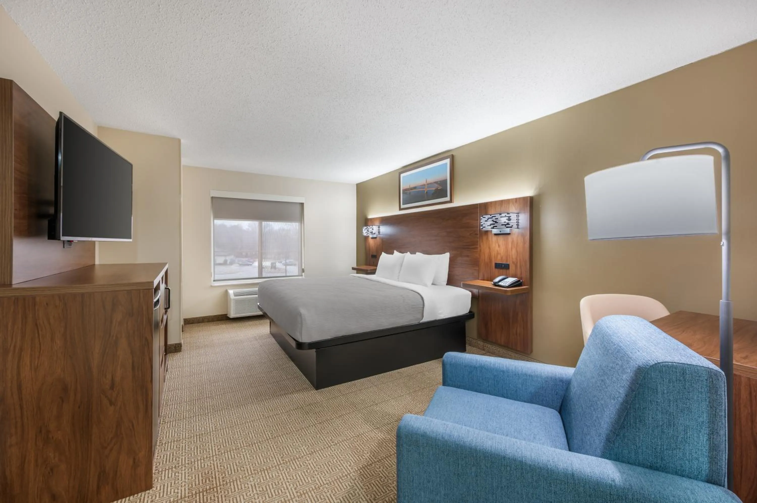 Bed in Quality Inn & Suites Rockport-Owensboro North GOLD AWARD WINNER