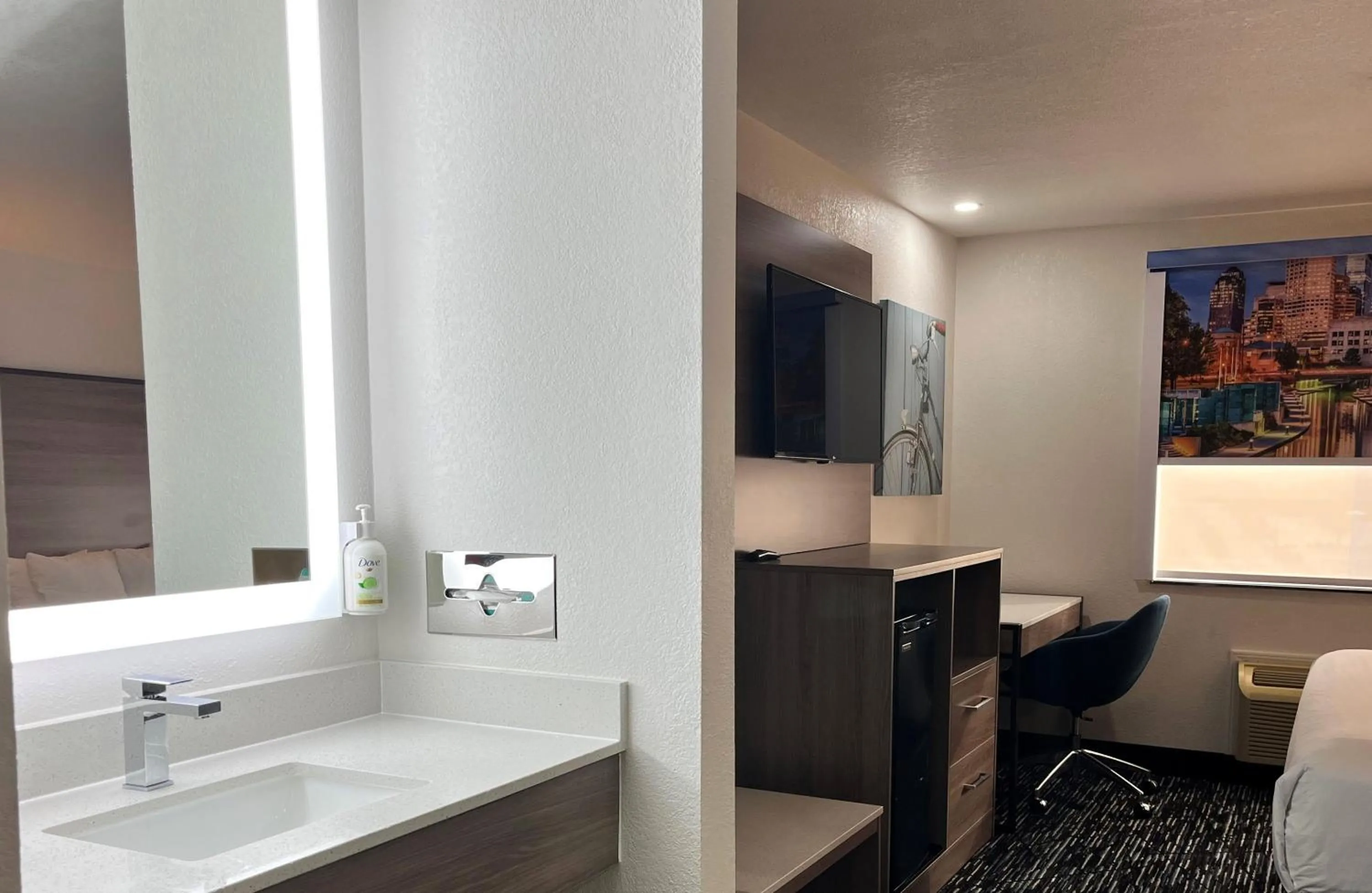 Bedroom in Baymont by Wyndham Indianapolis Northeast