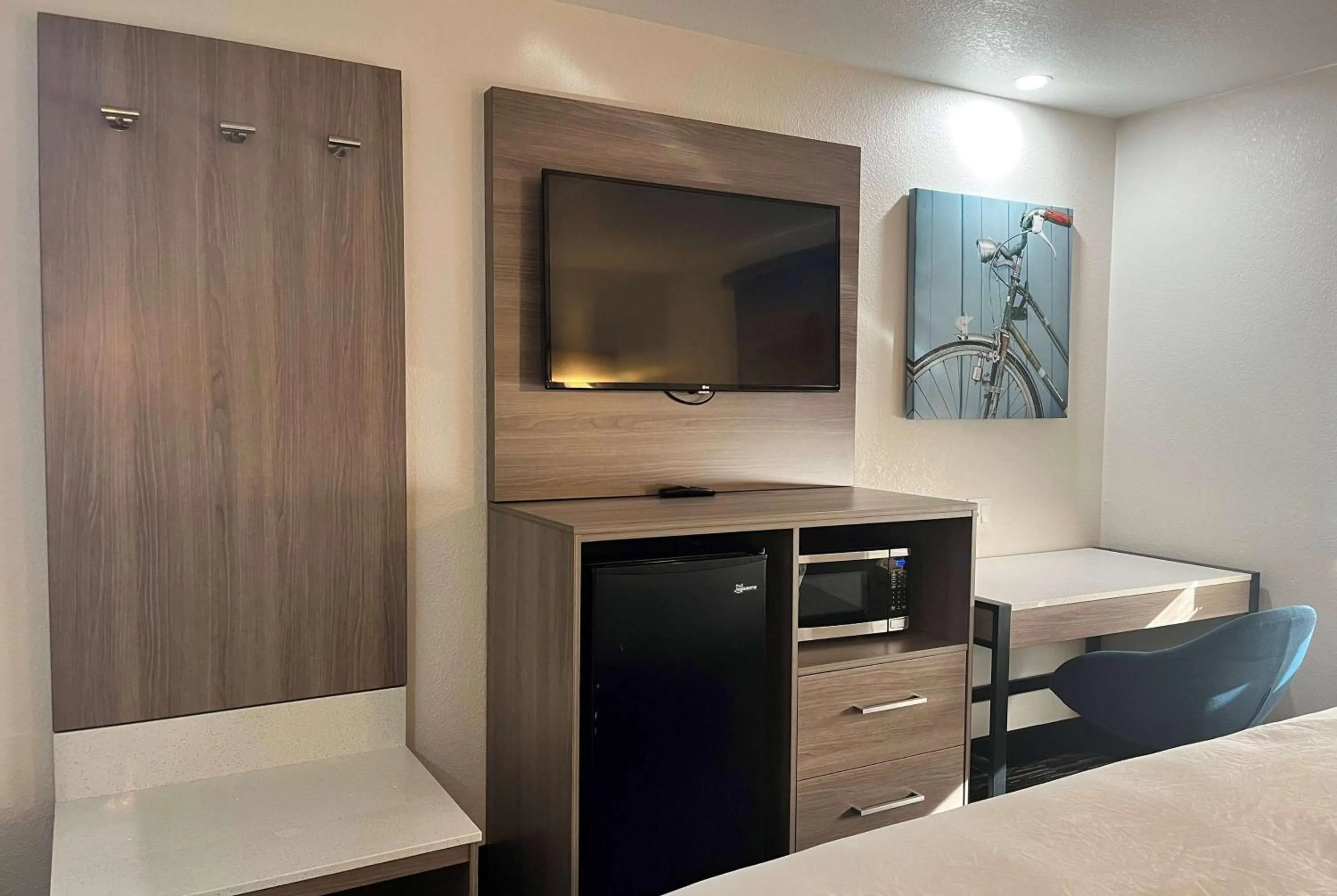 Photo of the whole room in Baymont by Wyndham Indianapolis Northeast