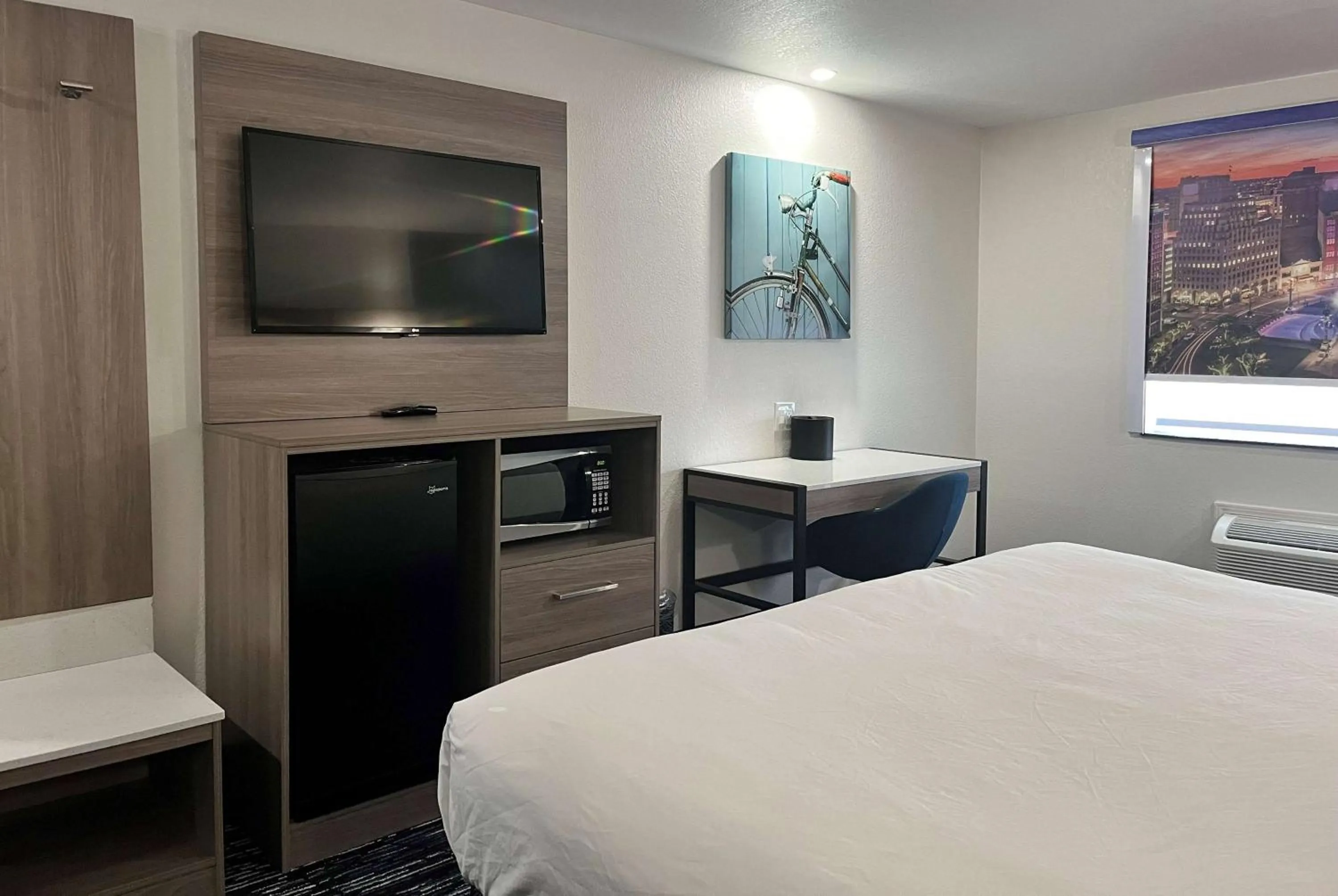 Photo of the whole room, Bed in Baymont by Wyndham Indianapolis Northeast