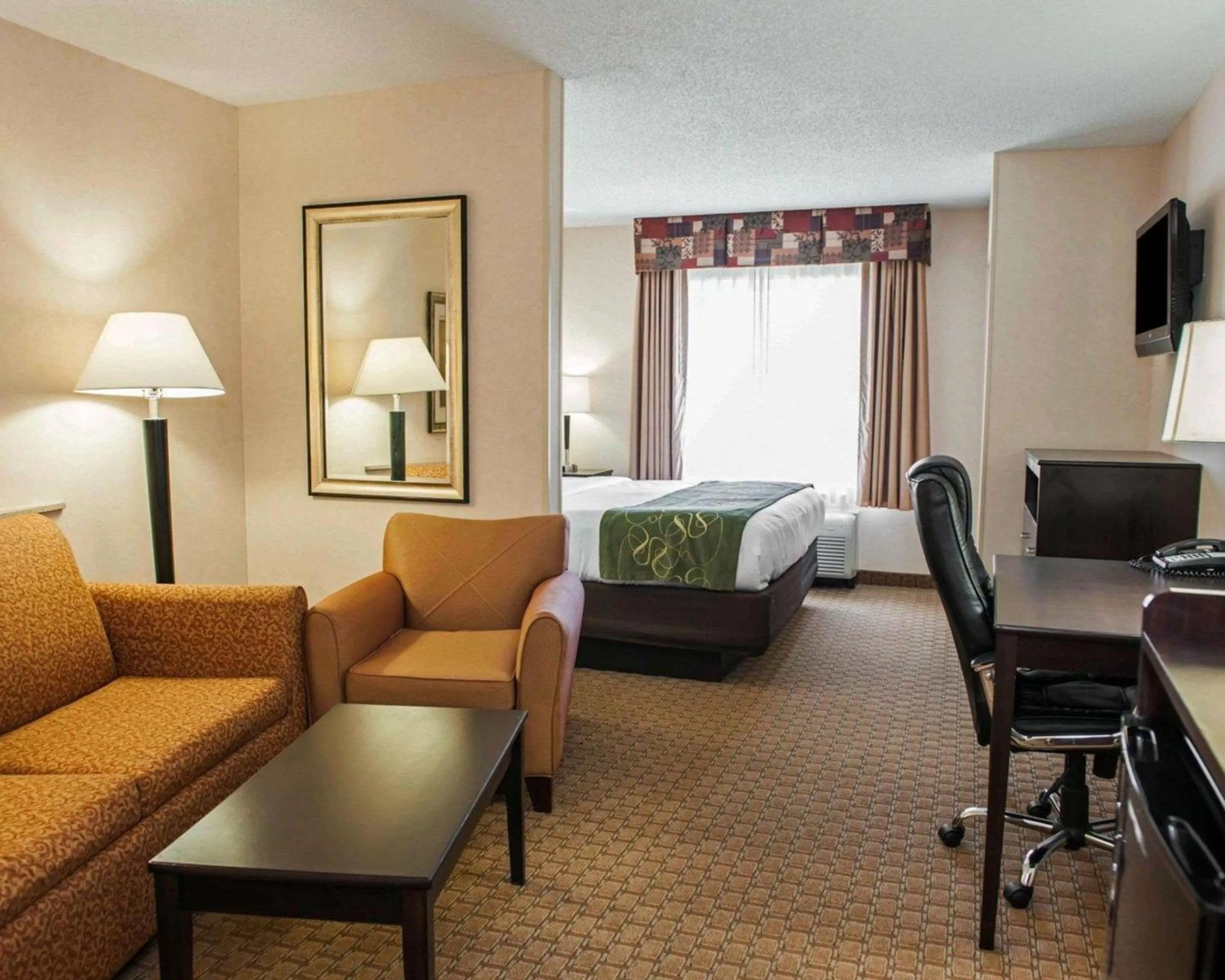 Photo of the whole room, Bed in Comfort Suites Southport