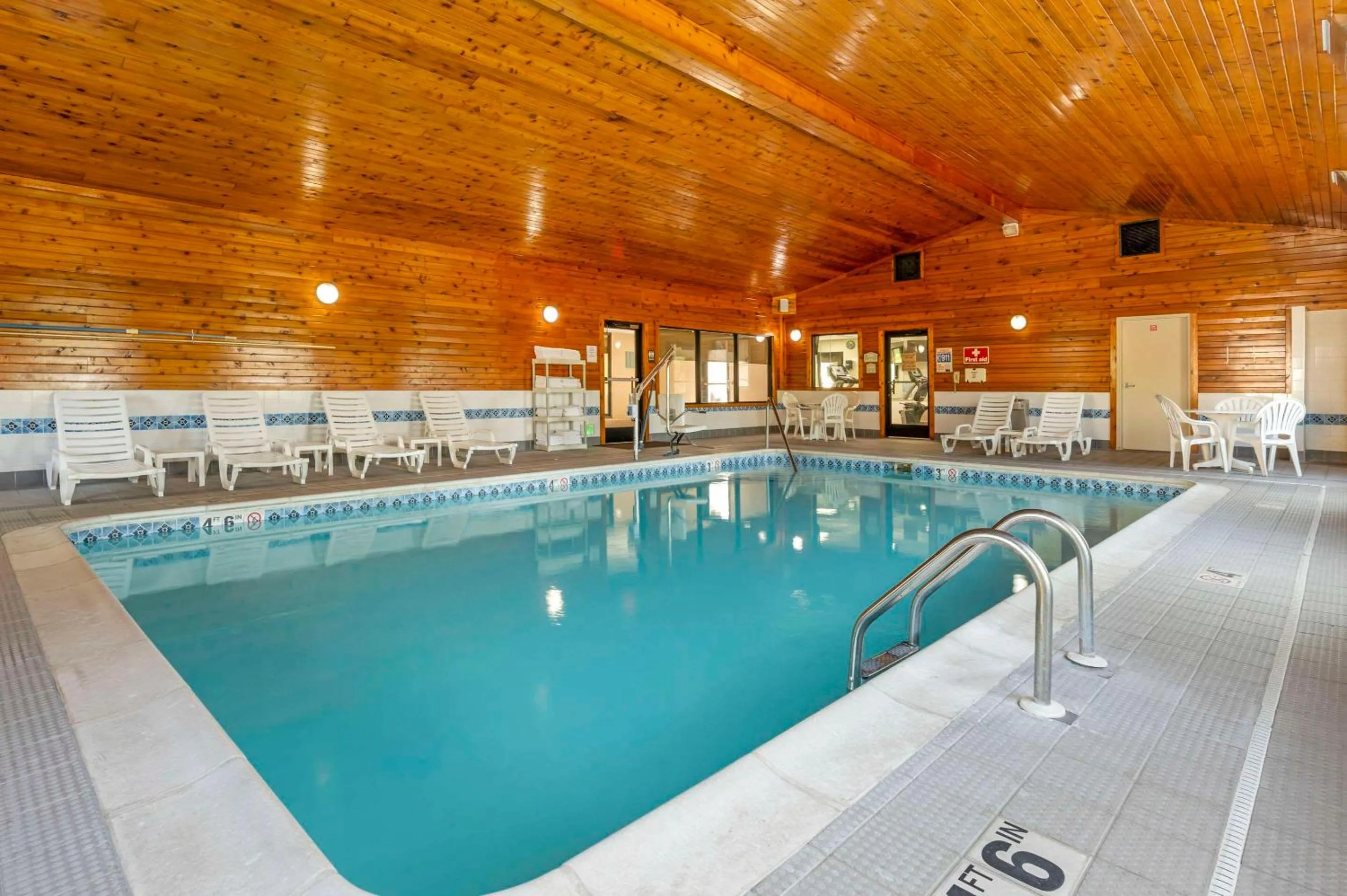 Swimming pool in Comfort Inn