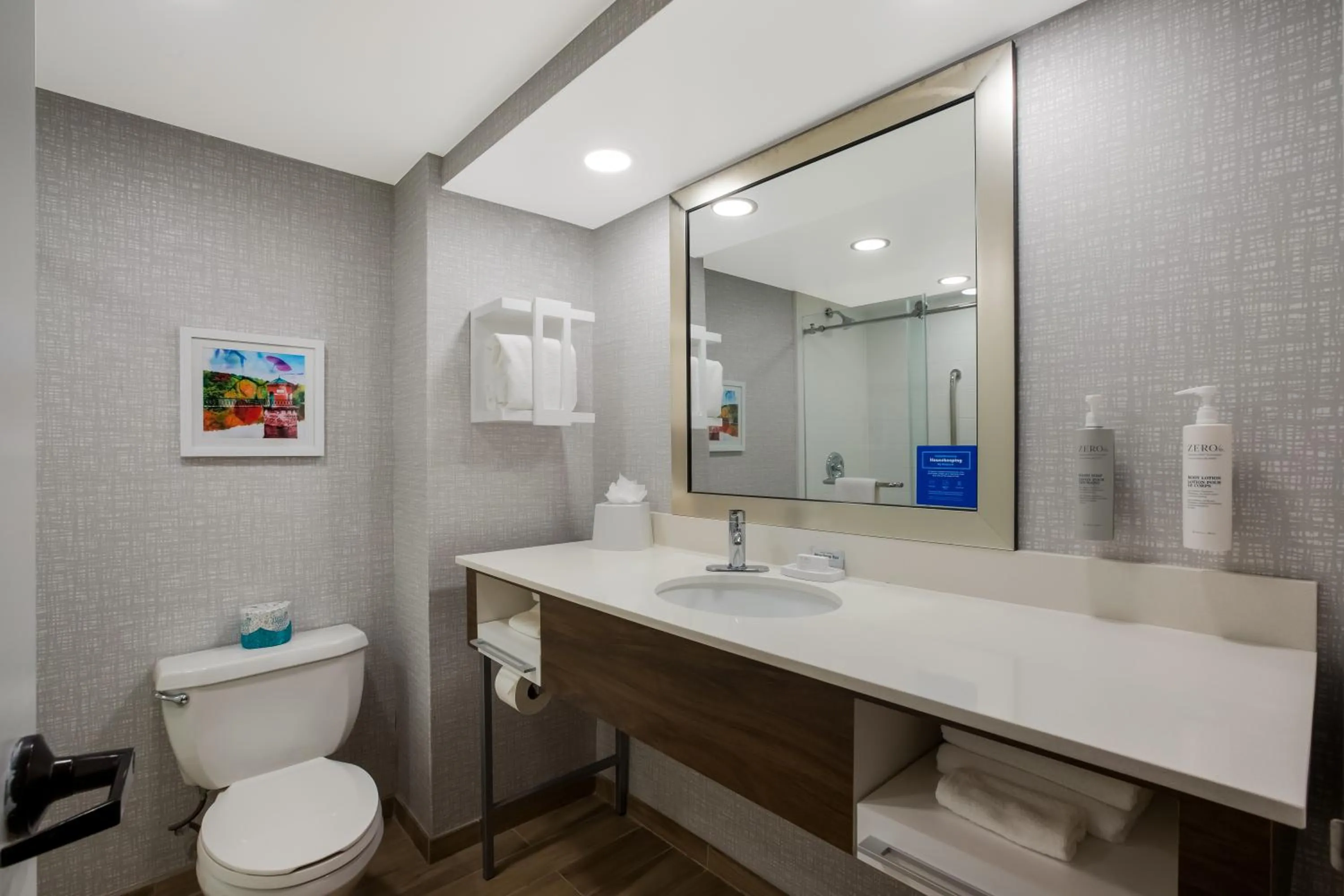Bathroom in Hampton Inn Philadelphia/Willow Grove