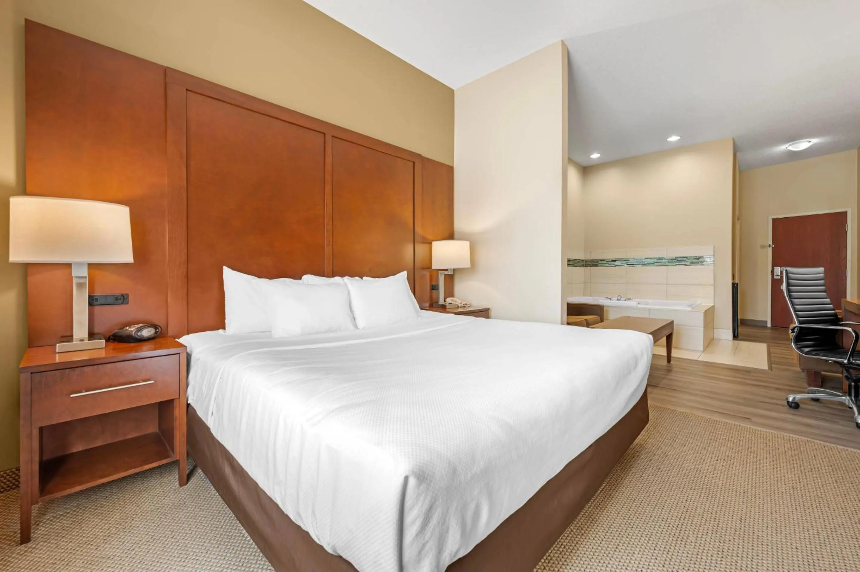 Bedroom, Bed in Comfort Suites South Bend Near Casino