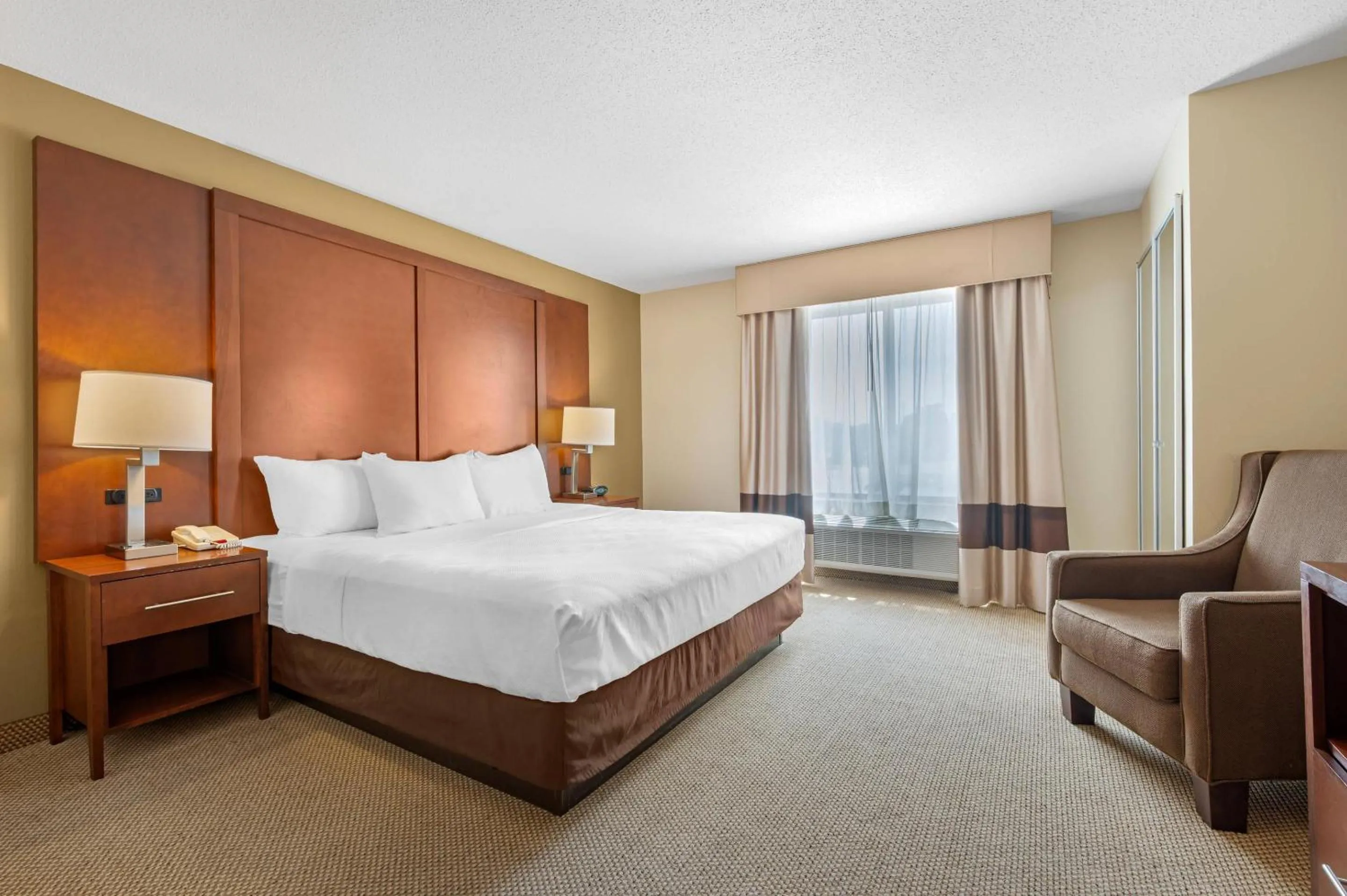Bedroom, Bed in Comfort Suites South Bend Near Casino