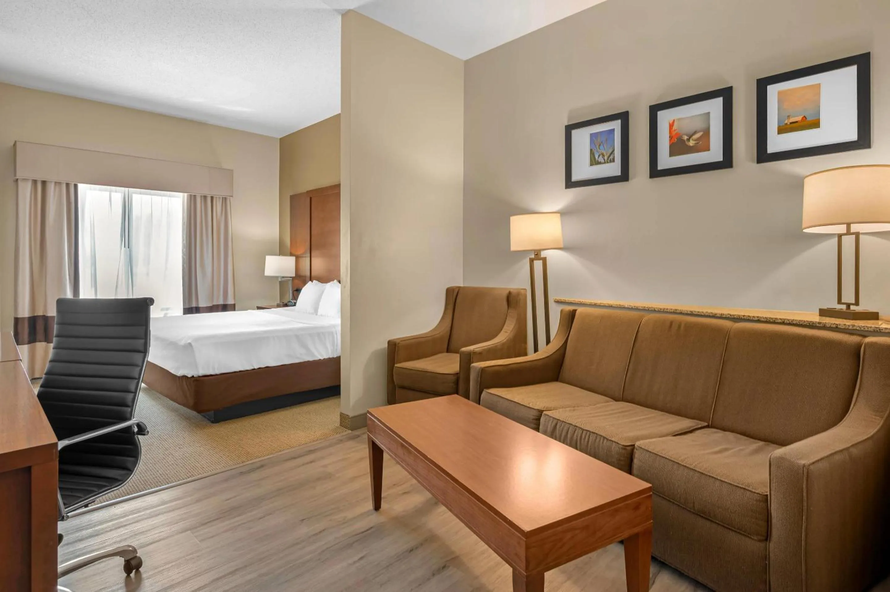 Bedroom, Bed in Comfort Suites South Bend Near Casino