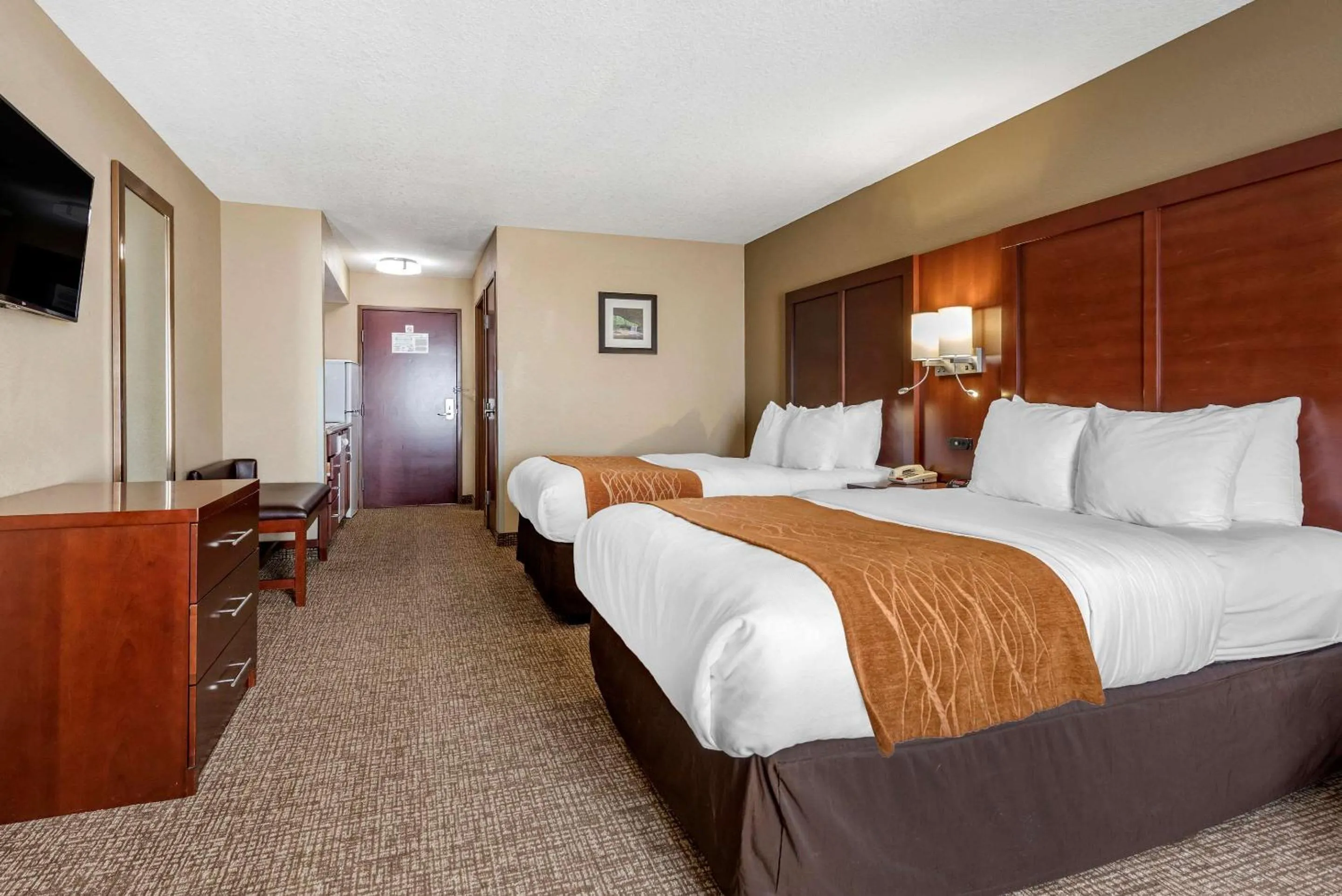 Photo of the whole room, Bed in Comfort Inn & Suites Muncie Near University