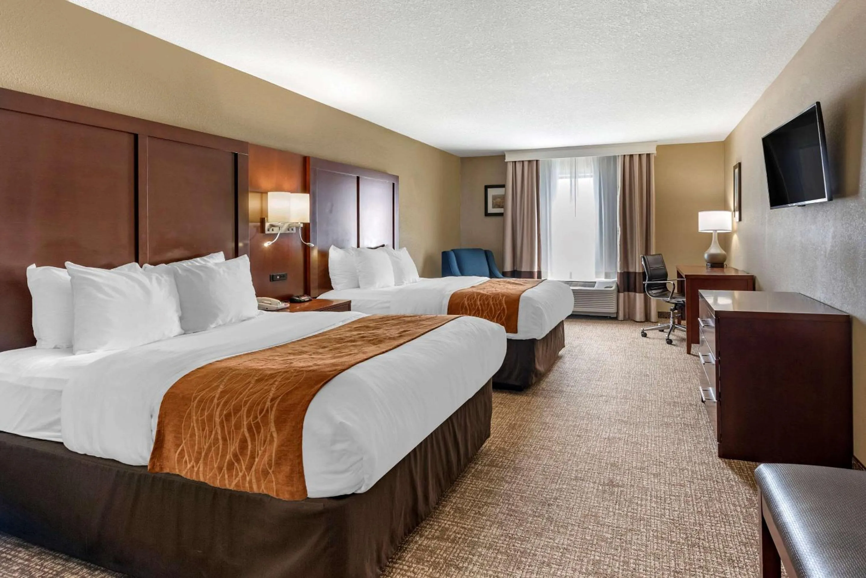 Photo of the whole room, Bed in Comfort Inn & Suites Muncie Near University