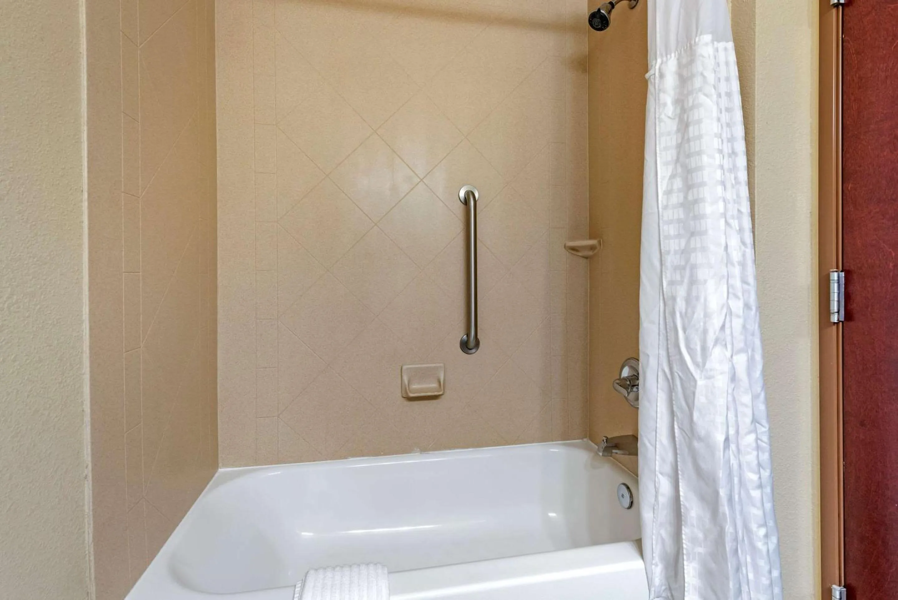 Photo of the whole room, Bed in Comfort Inn & Suites Muncie Near University