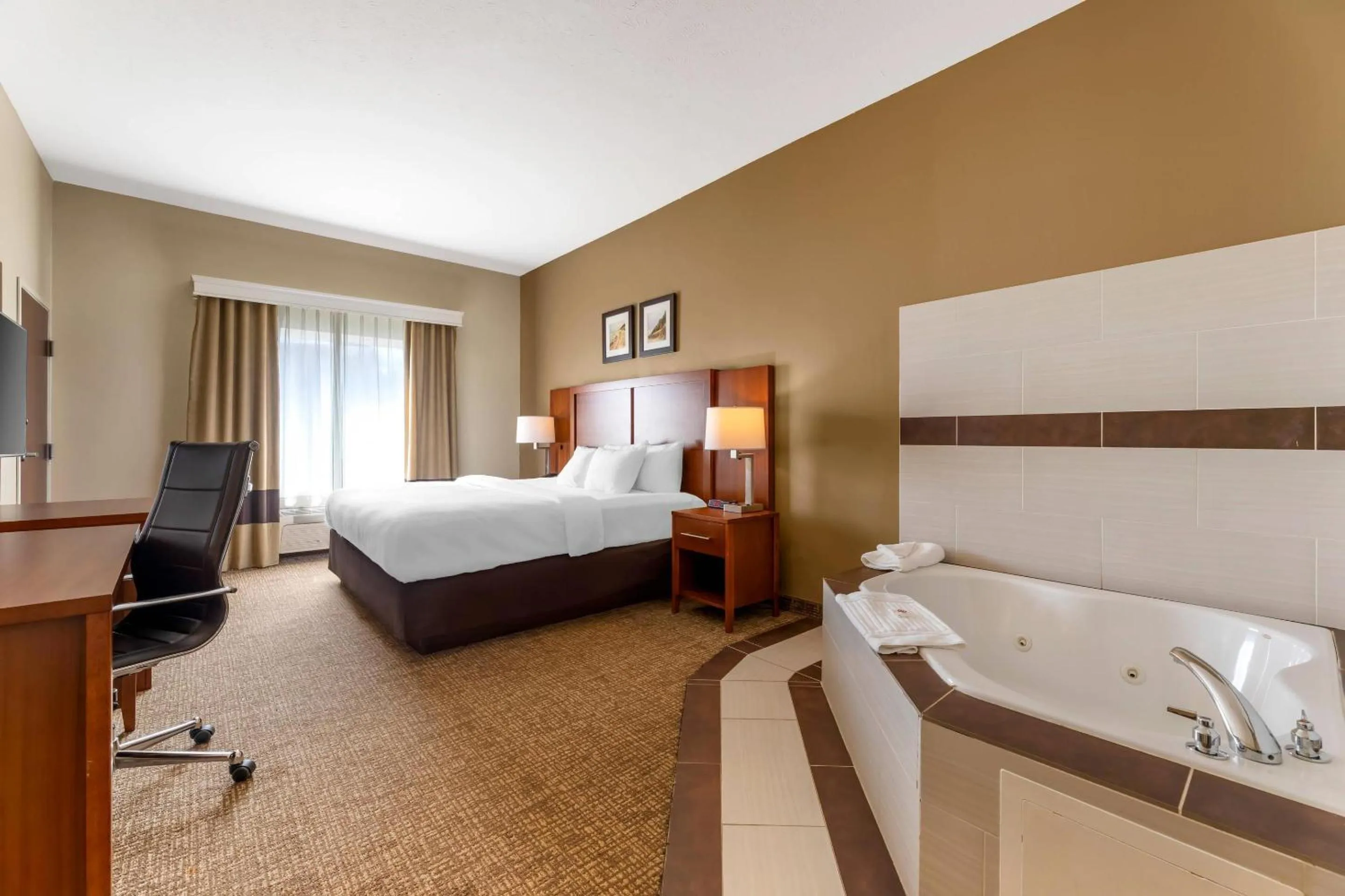 Bedroom, Bed in Comfort Inn & Suites Porter near Indiana Dunes