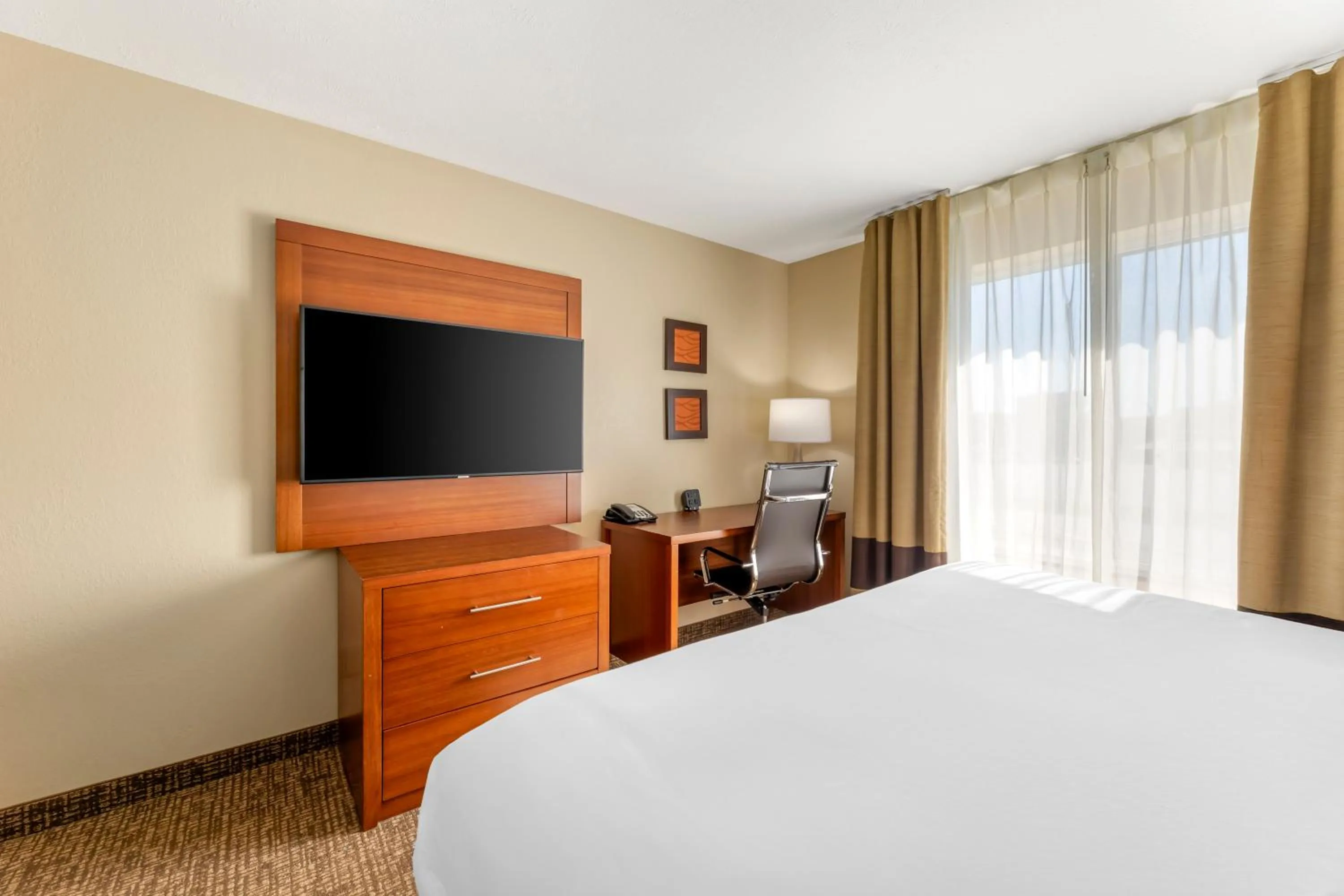 Bed in Comfort Inn & Suites Porter near Indiana Dunes