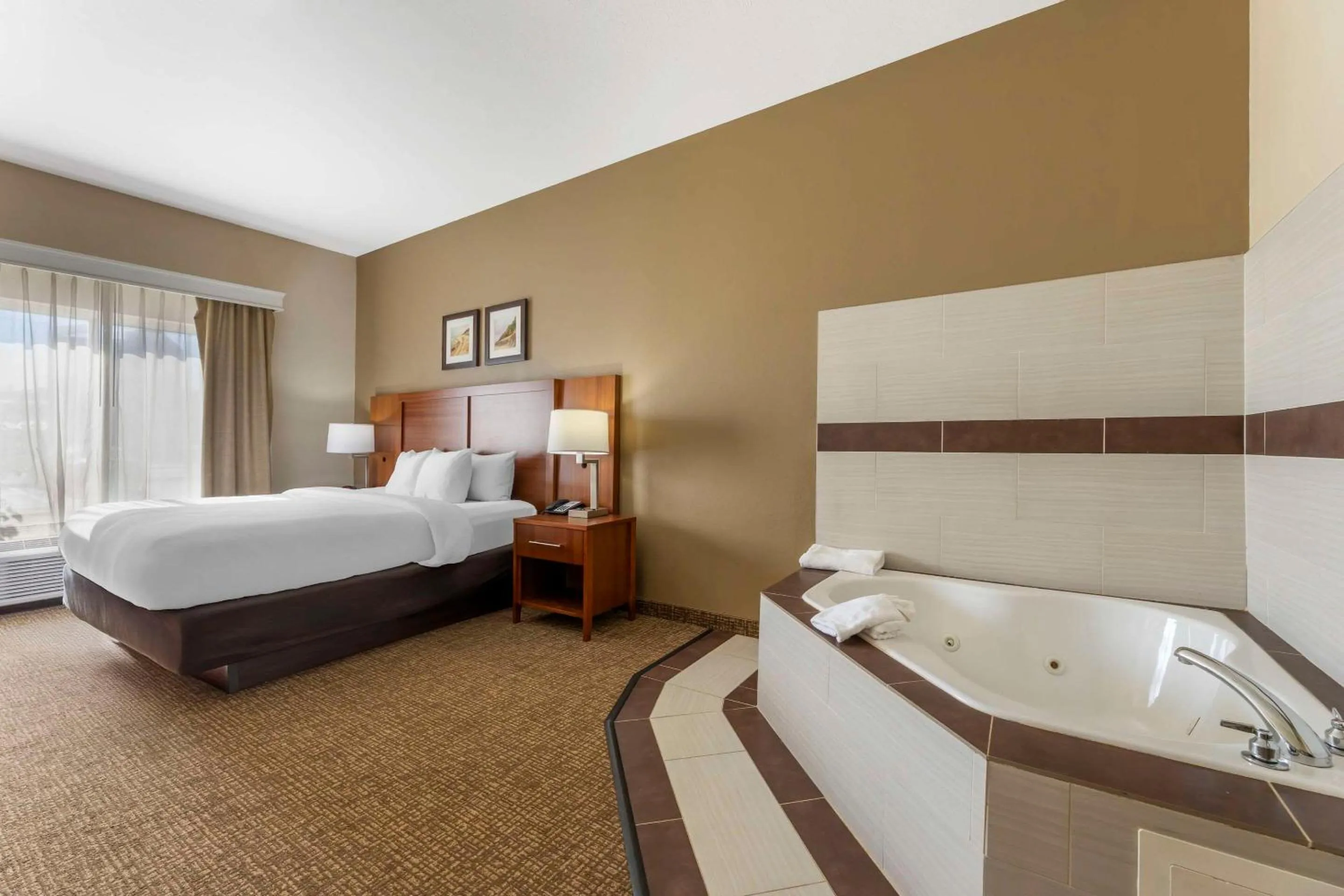 Bedroom, Bed in Comfort Inn & Suites Porter near Indiana Dunes