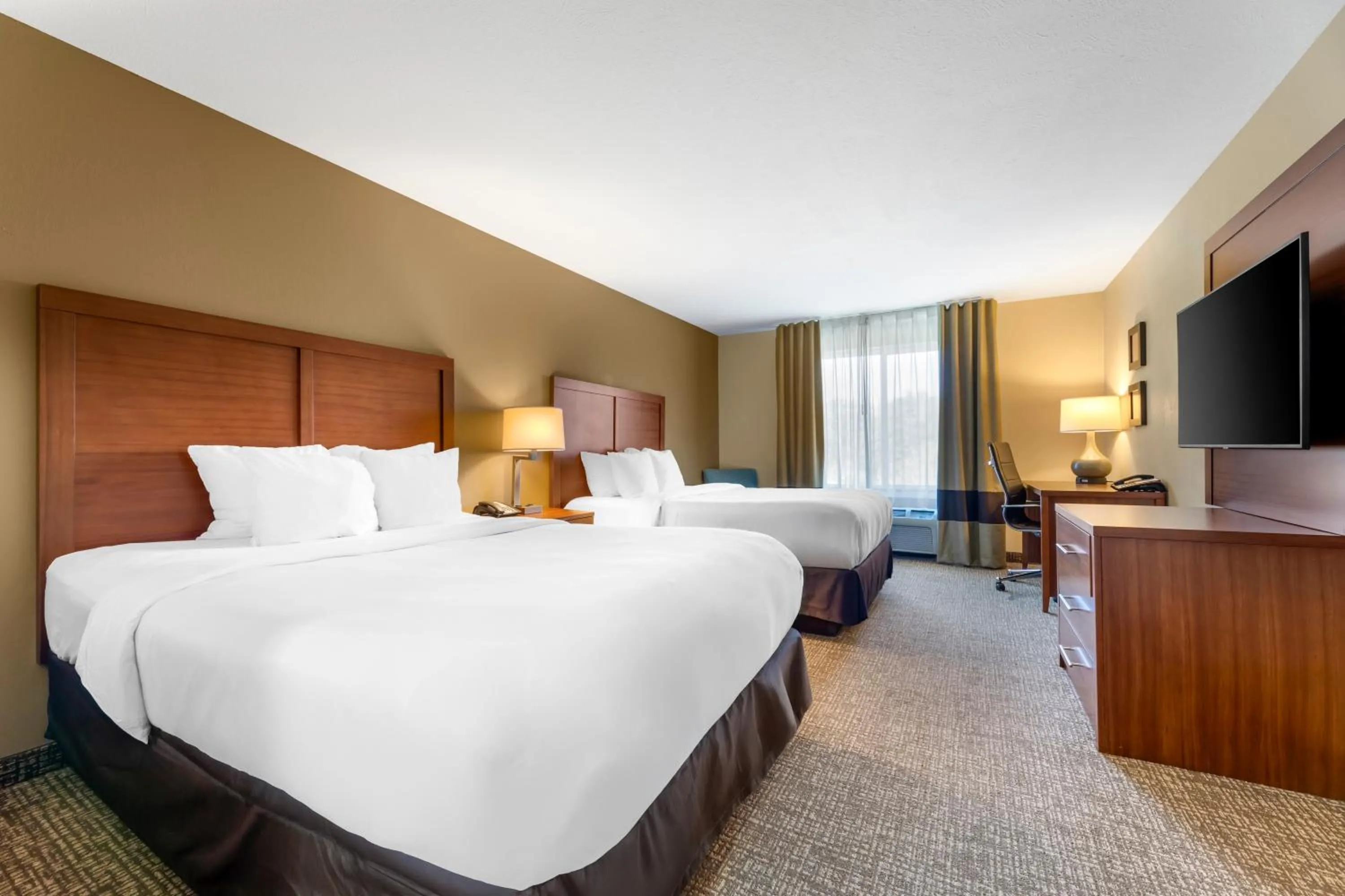 Bed in Comfort Inn & Suites Porter near Indiana Dunes