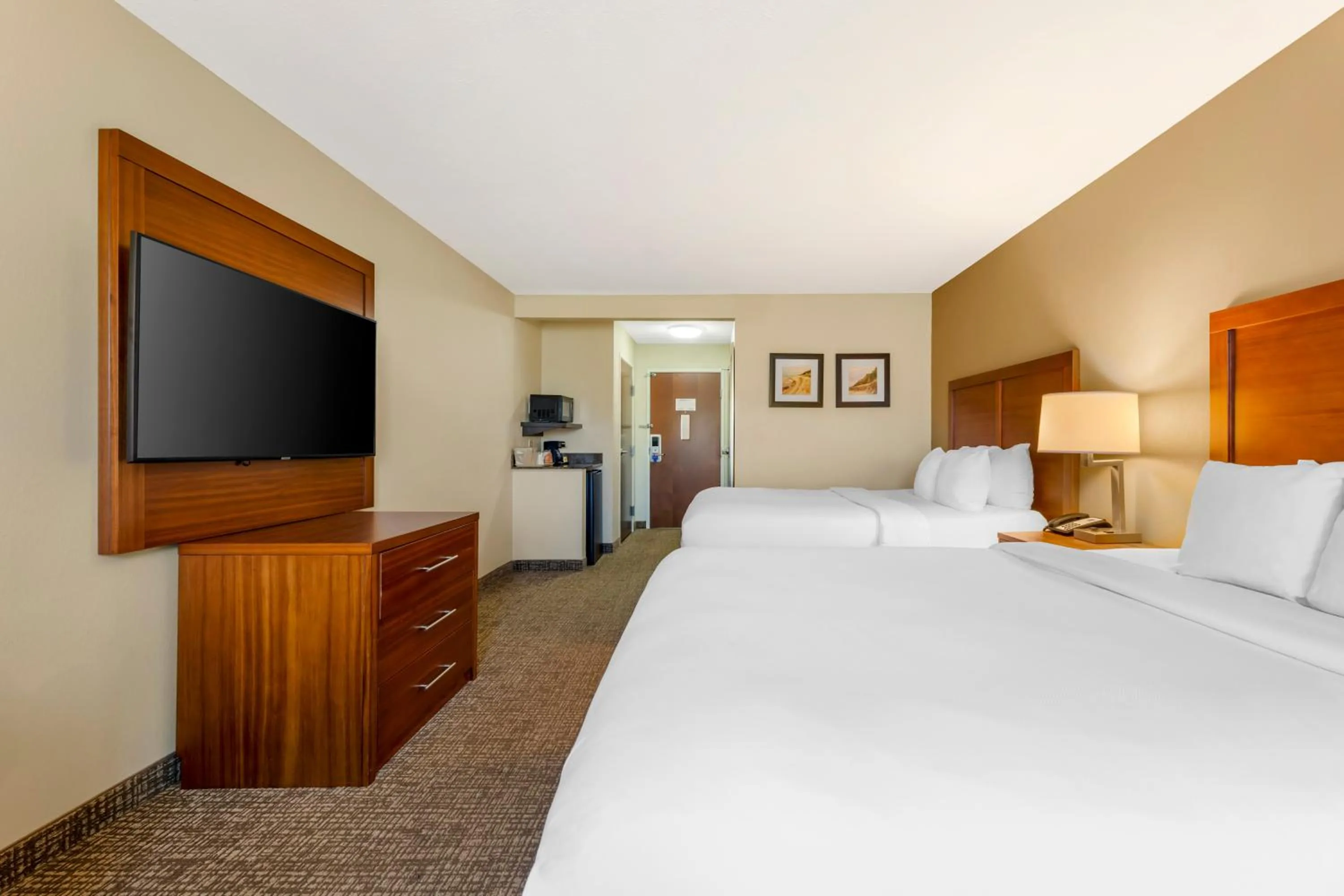 Bed in Comfort Inn & Suites Porter near Indiana Dunes