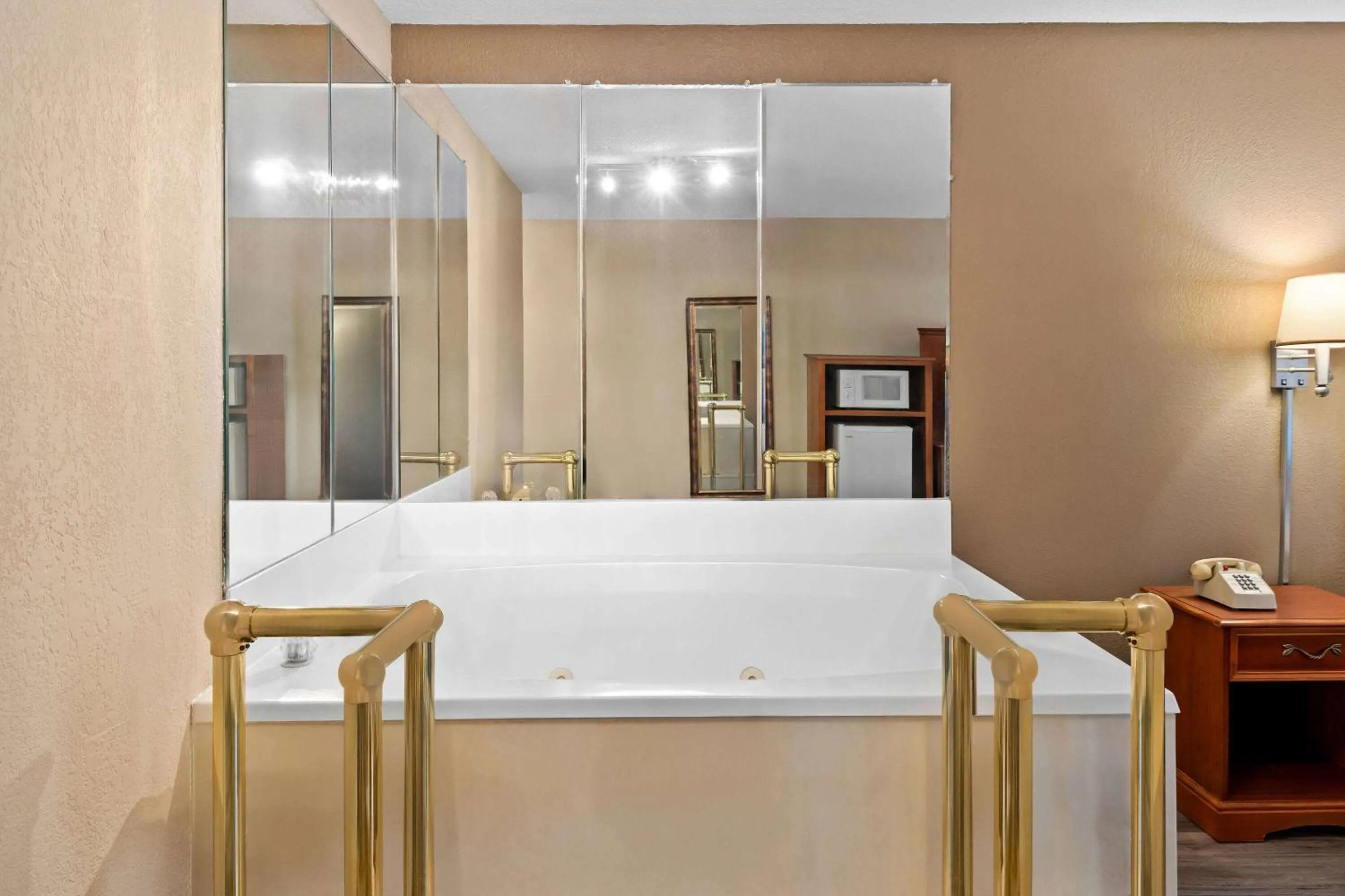 Bath, Bed in Baymont by Wyndham Lebanon IN