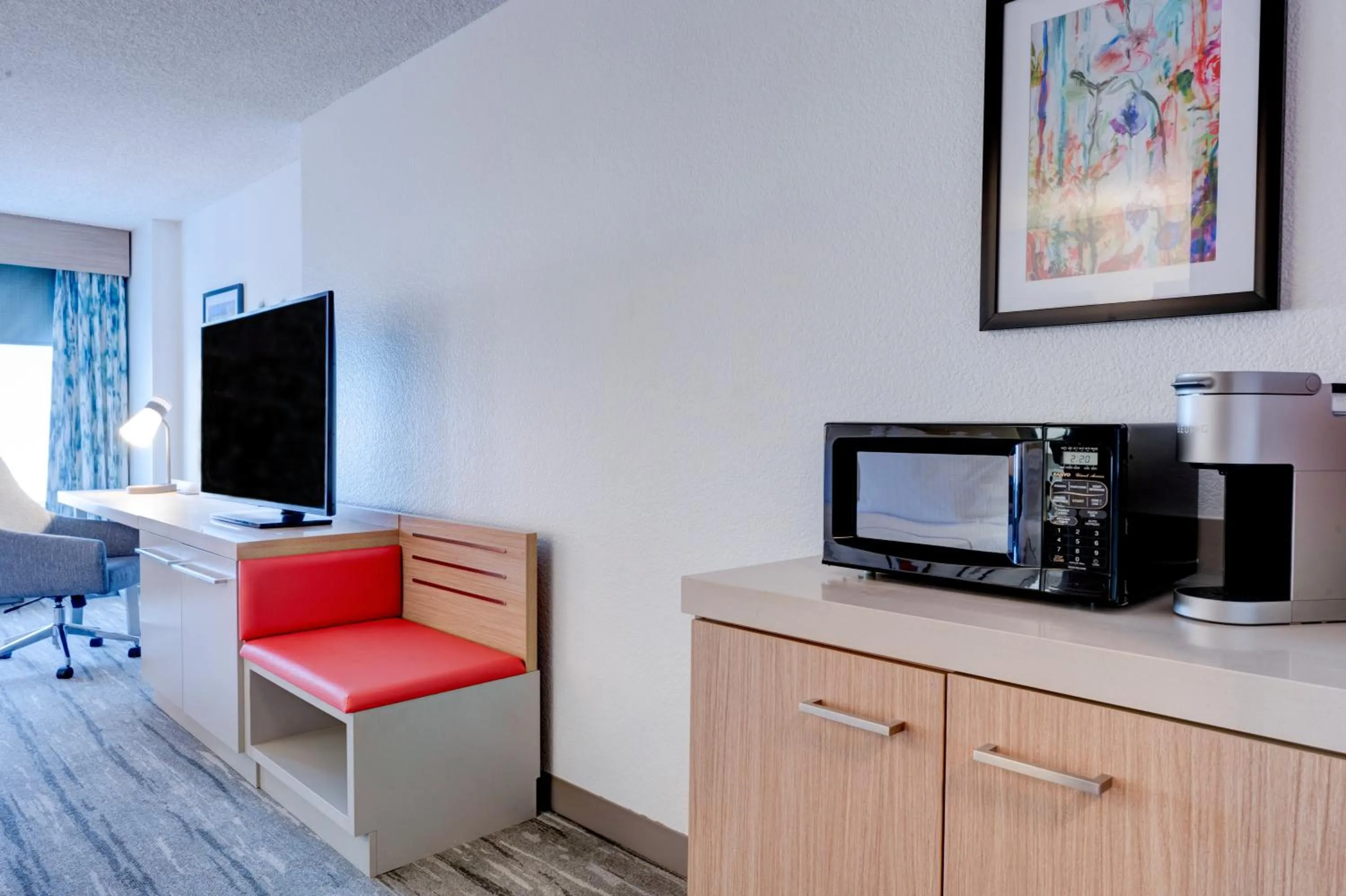 TV and multimedia in Hilton Garden Inn Anaheim/Garden Grove