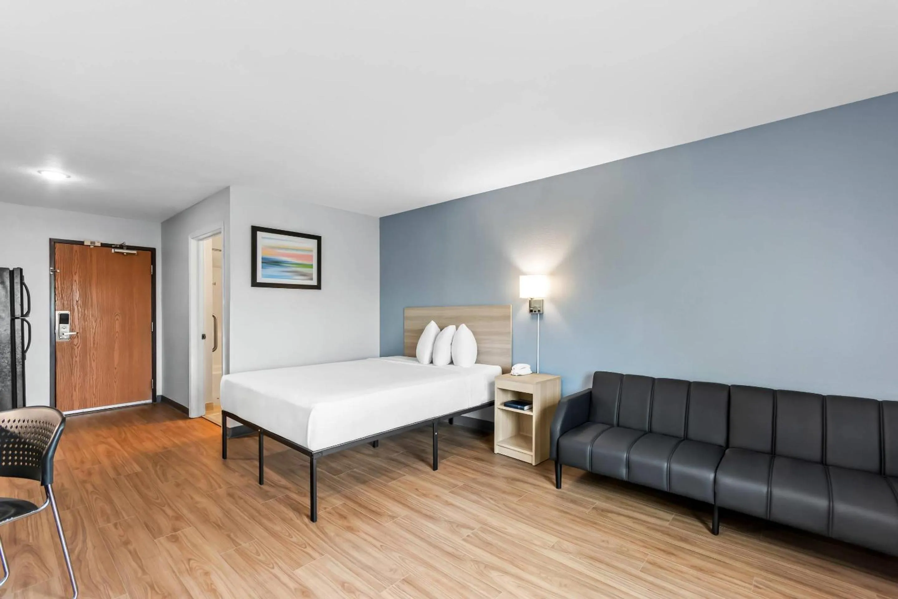 Bedroom, Bed in Suburban Studios Clarksville-Louisville North