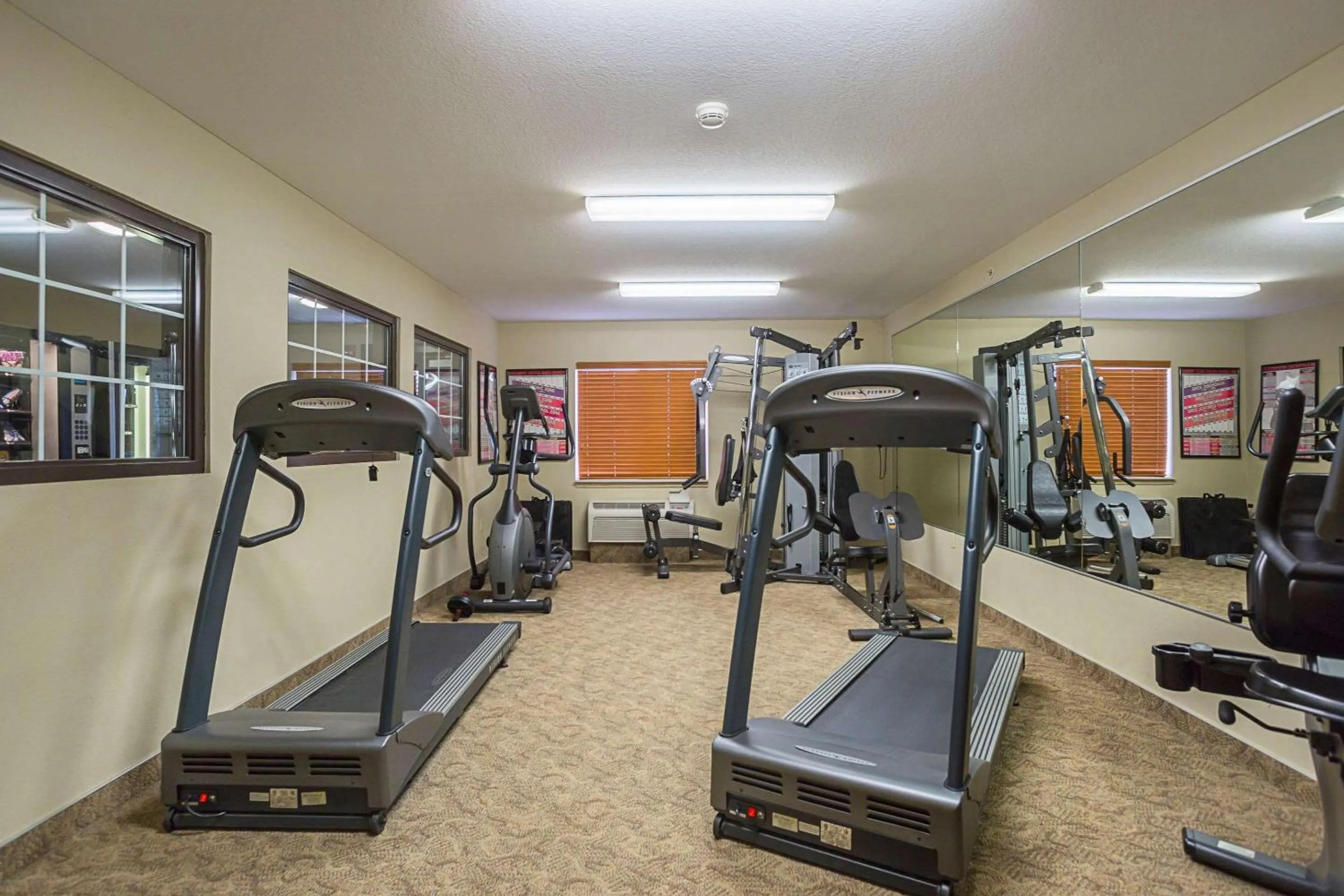 Fitness centre/facilities in Suburban Studios Clarksville-Louisville North