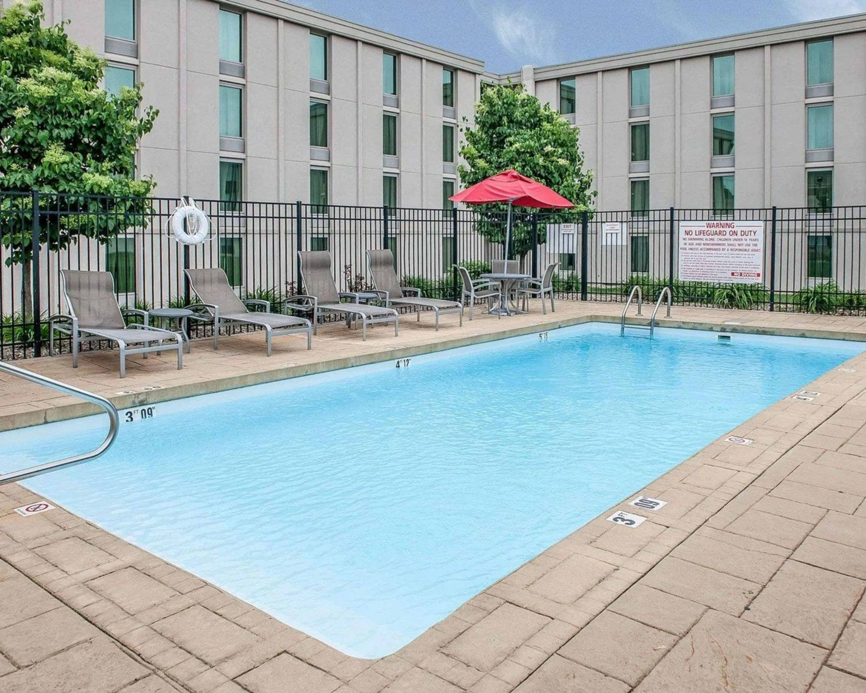 Swimming pool in Comfort Inn Bloomington near University