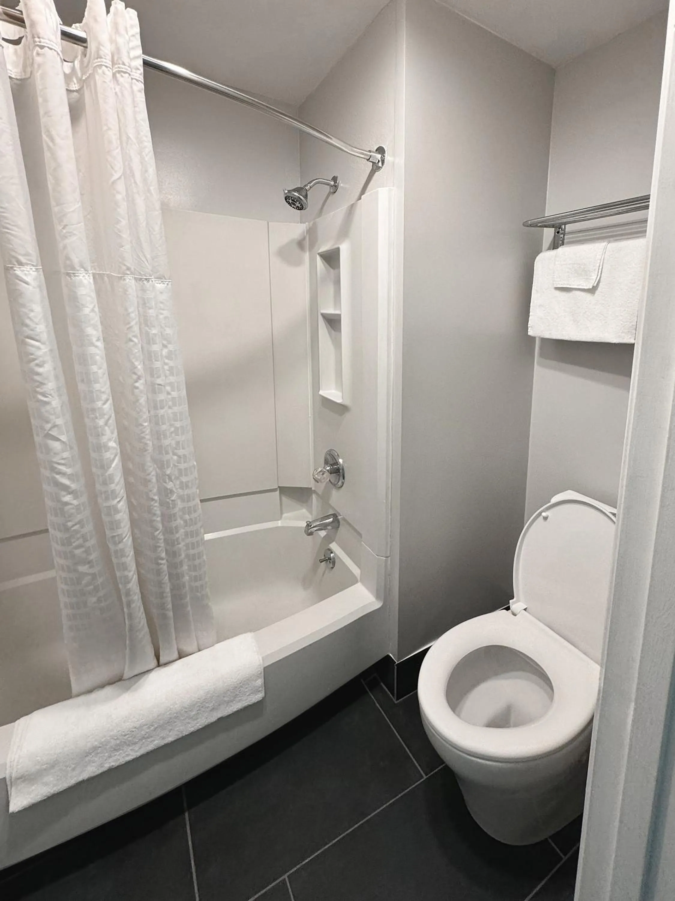 Shower in Quality Inn Fort Wayne