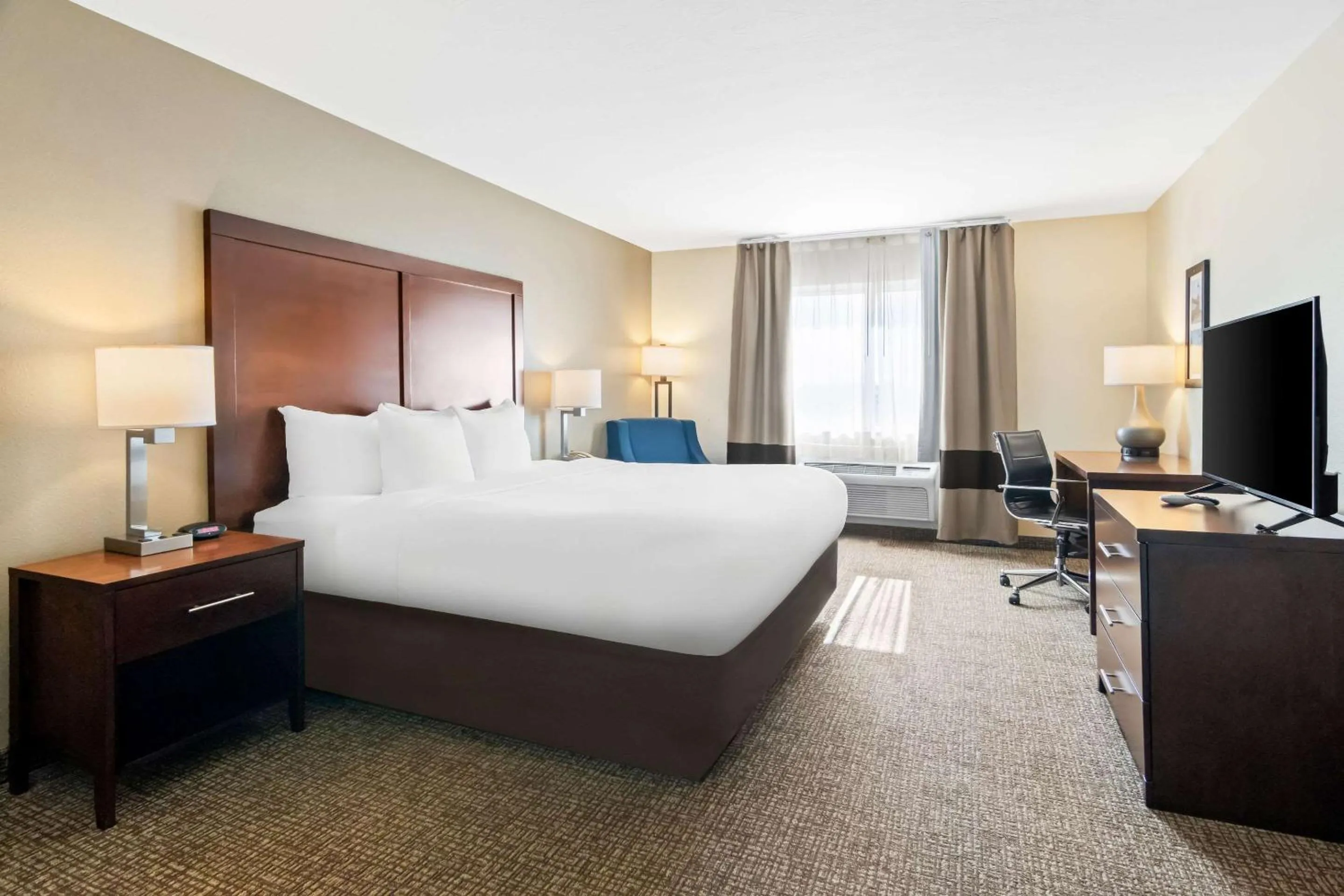 Bedroom, Bed in Comfort Inn Hebron-Lowell Area