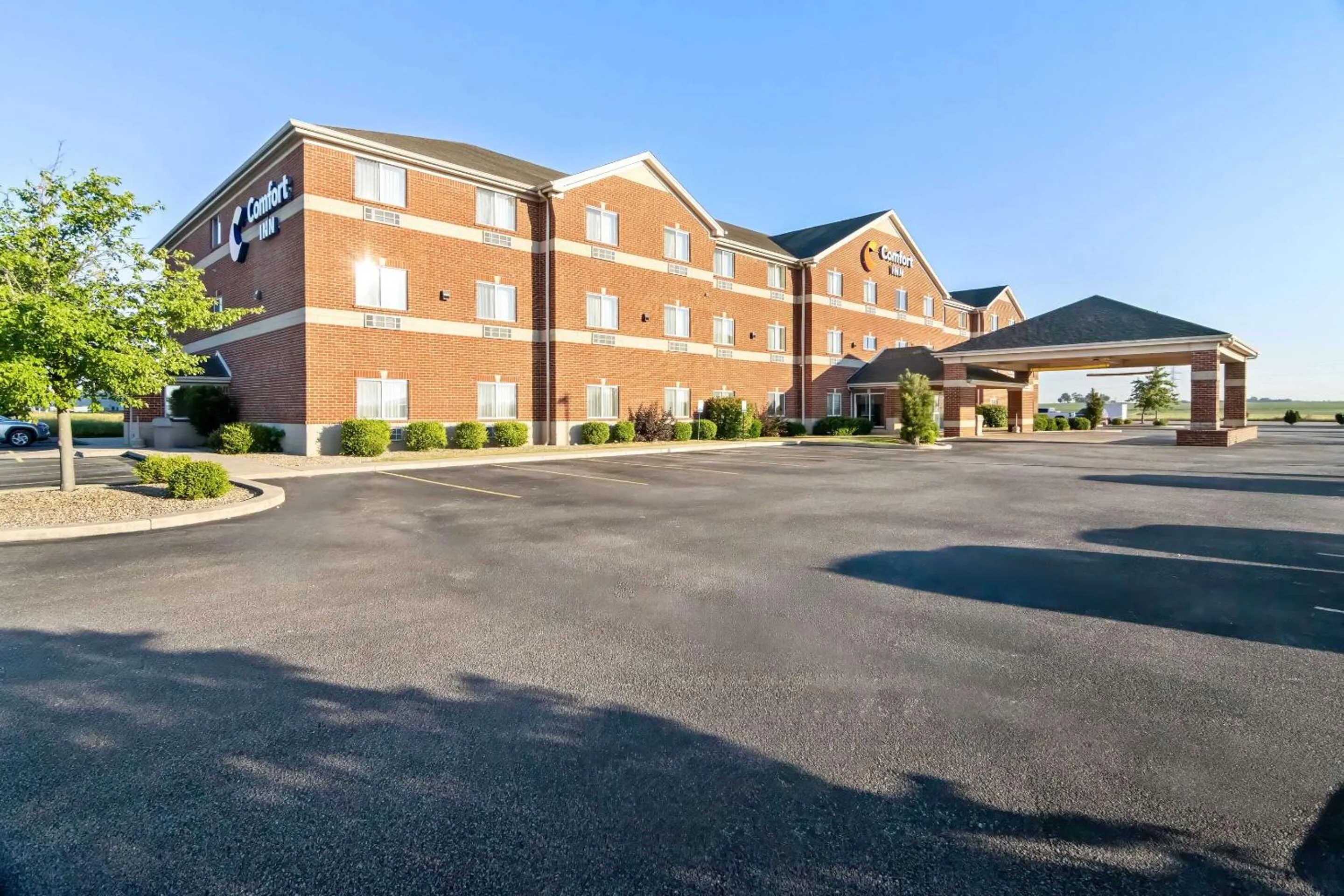Property building in Comfort Inn Hebron-Lowell Area