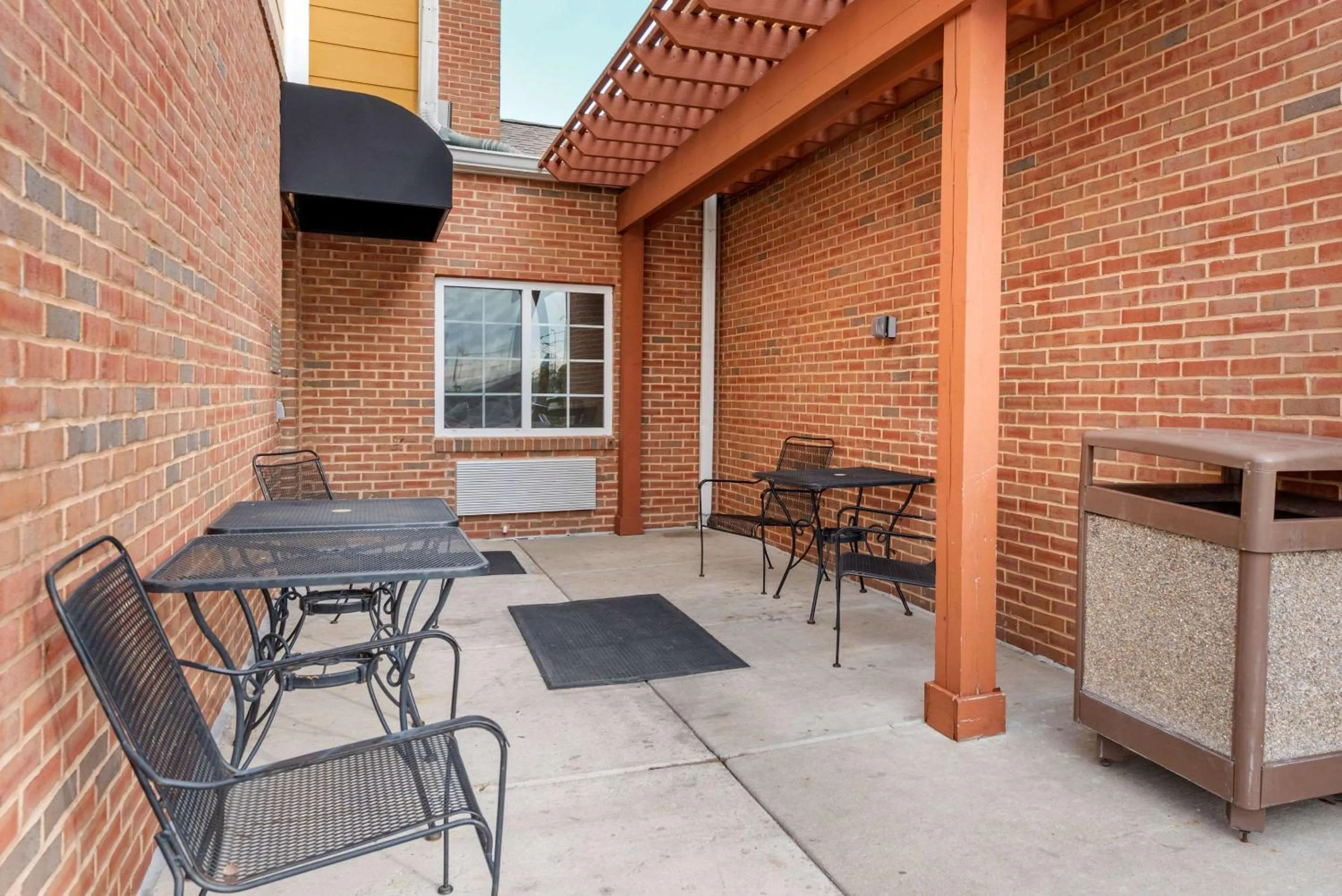 Property building in Birch Hill Suites - South Bend