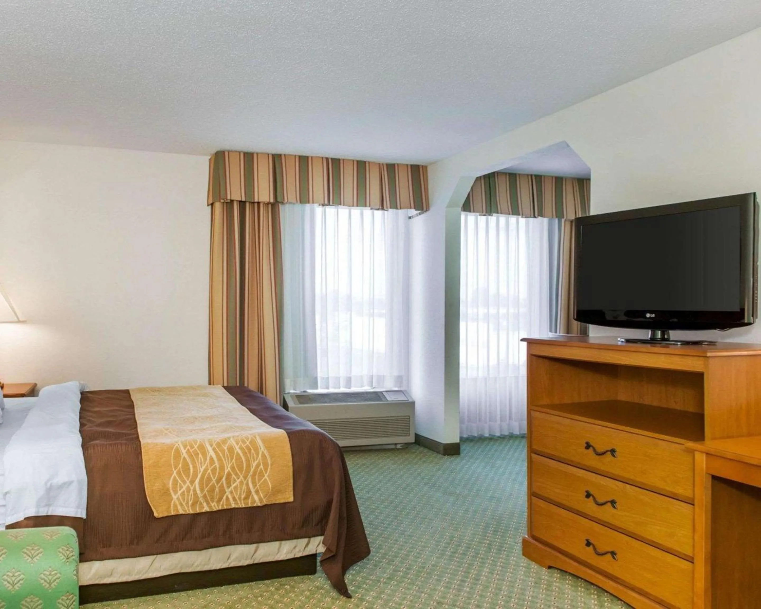 Photo of the whole room, Bed in Quality Inn & Suites Near Amish Country