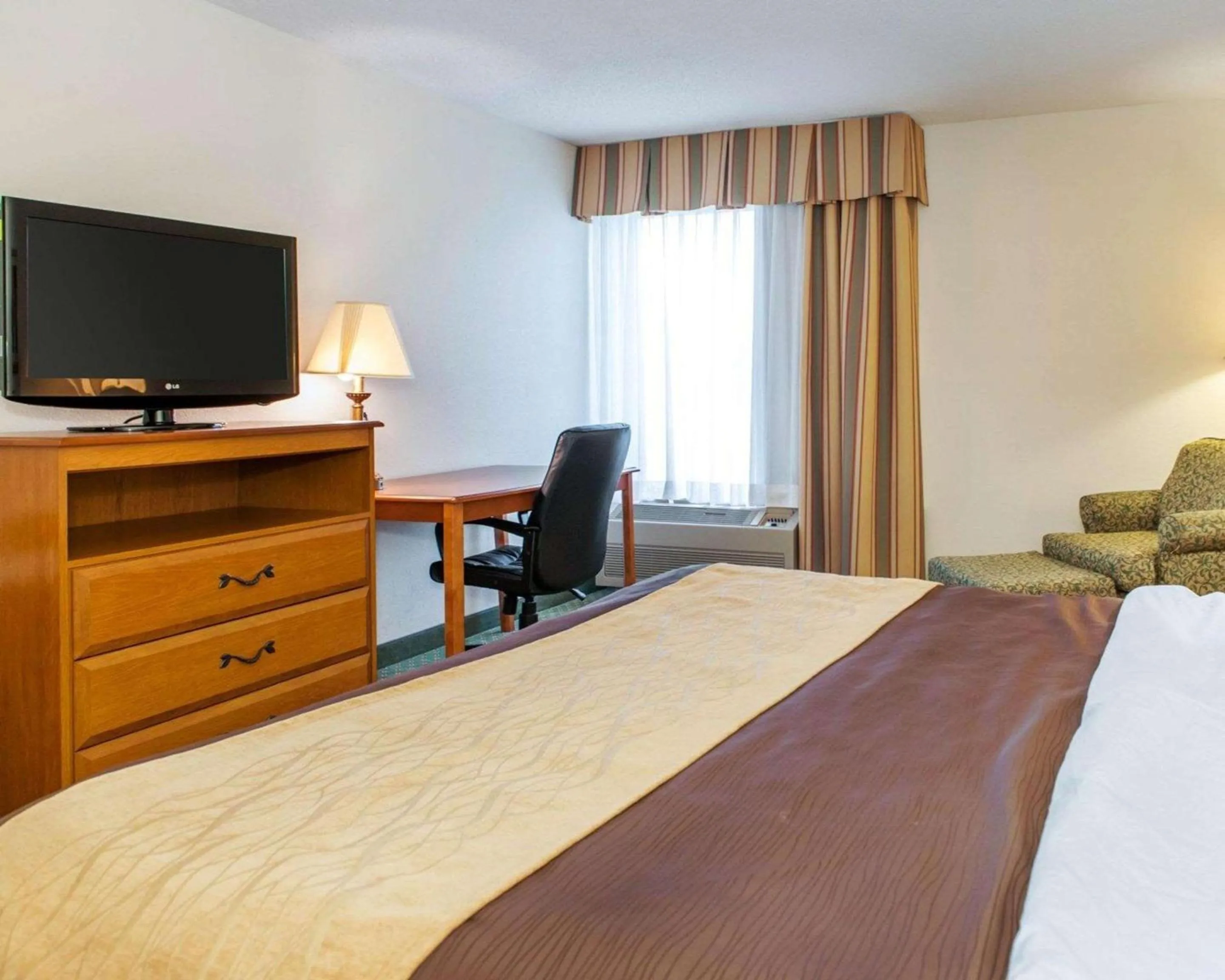 Photo of the whole room, Bed in Quality Inn & Suites Near Amish Country